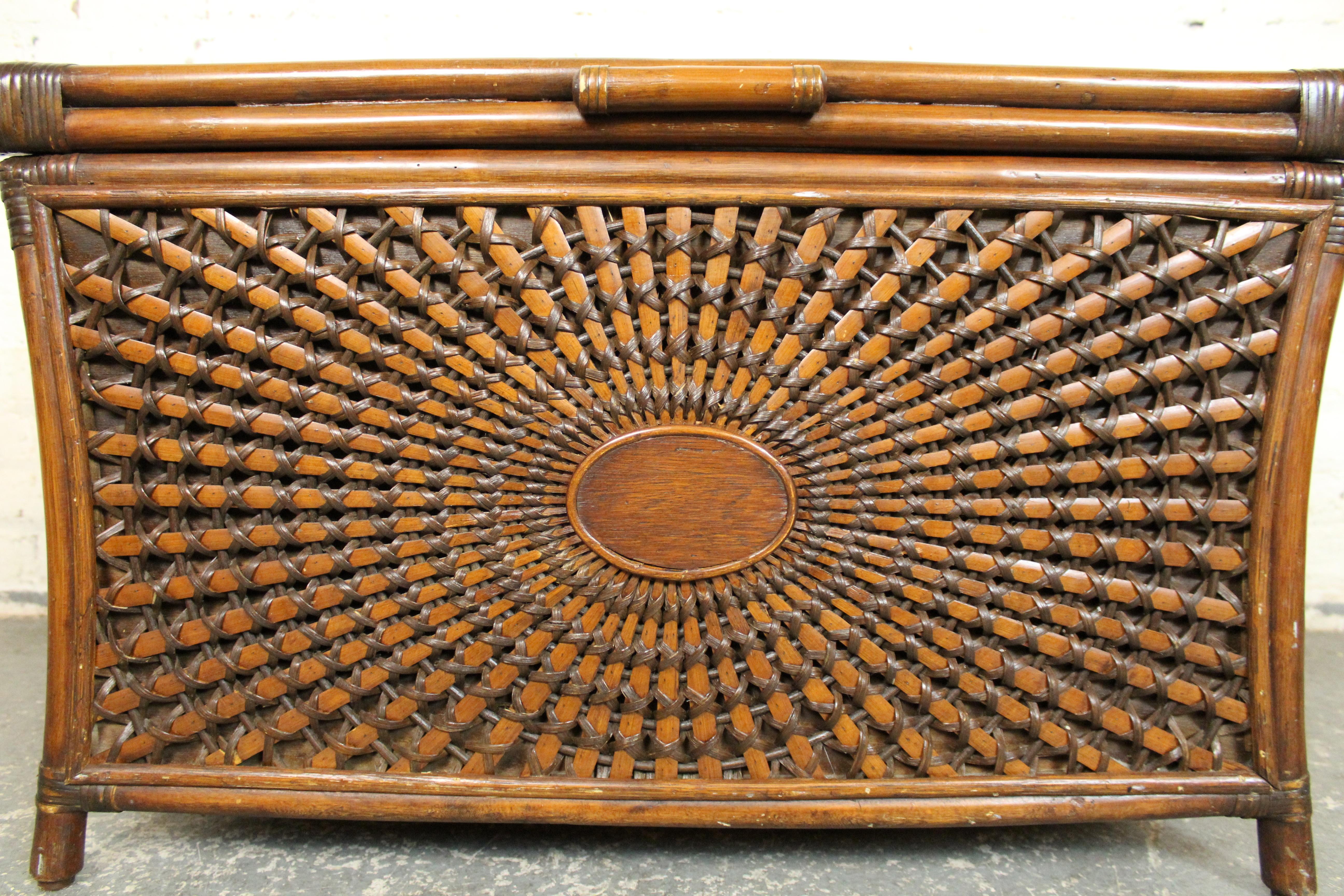 Baule in rattan di metà secolo in vendita 1