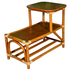 Table d'appoint à deux niveaux en rotin du milieu du siècle, avec plateaux en mohagany et plateau en bois contrasté. 