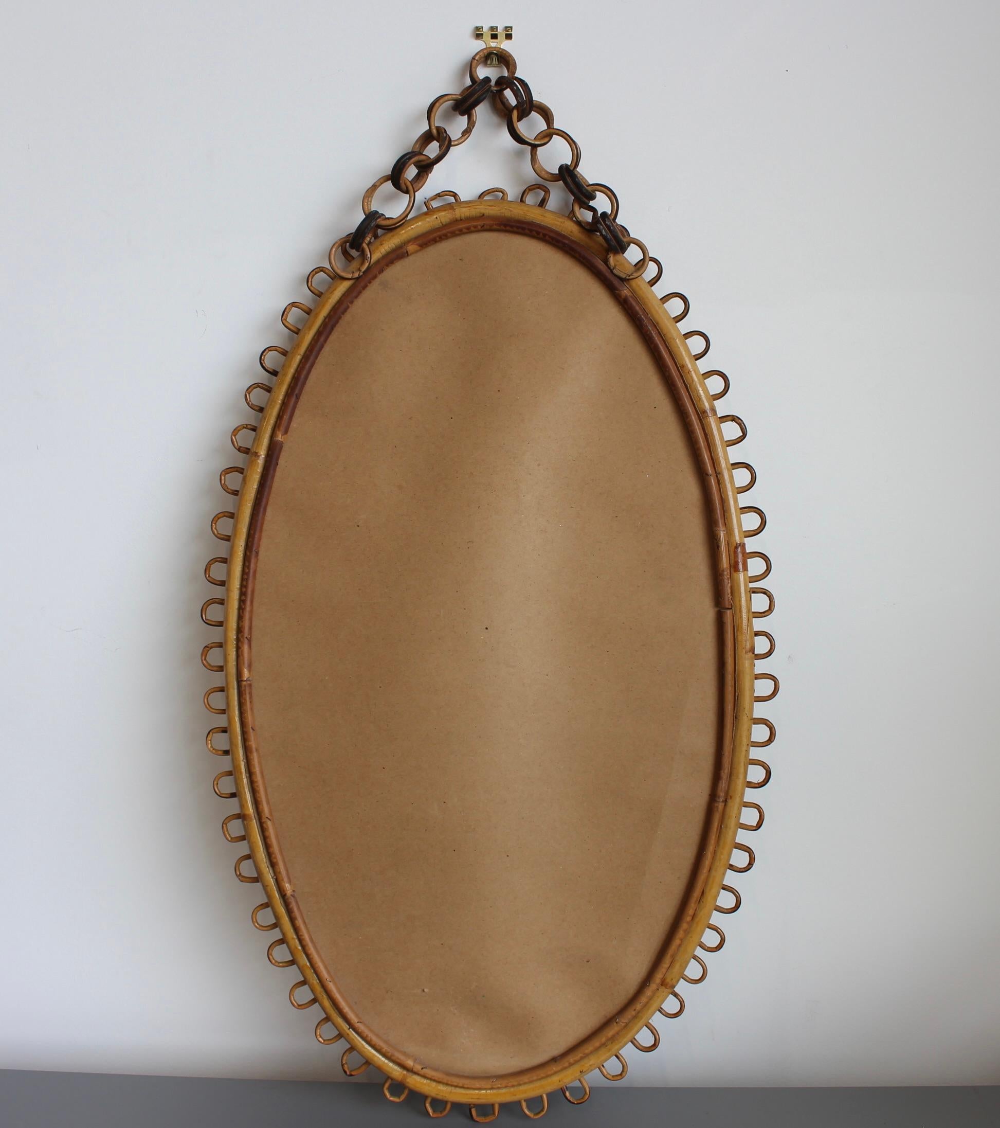 Miroir mural en rotin du milieu du siècle avec chaîne de suspension (circa 1960) en vente 7