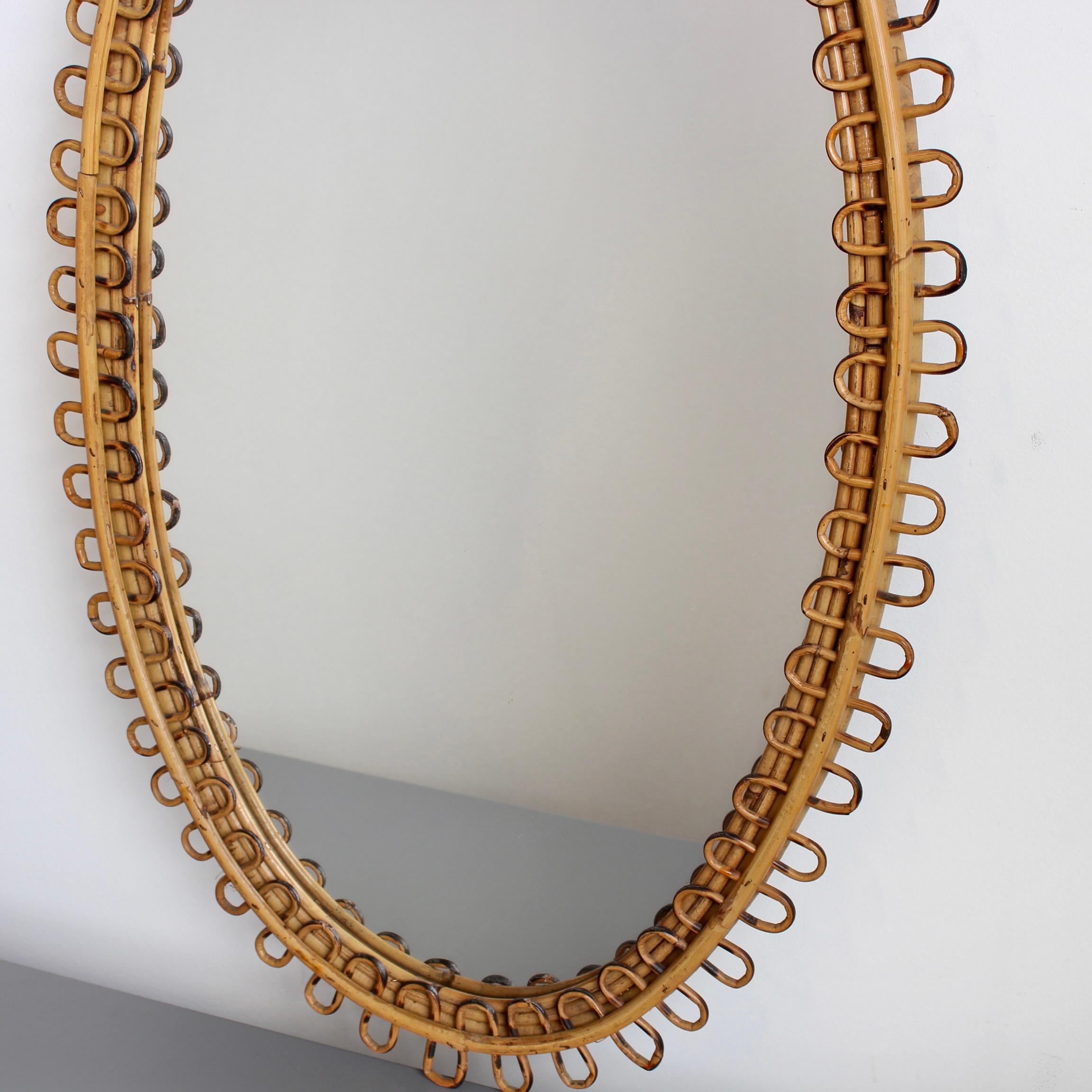 Miroir mural en rotin du milieu du siècle avec chaîne de suspension (circa 1960) en vente 1