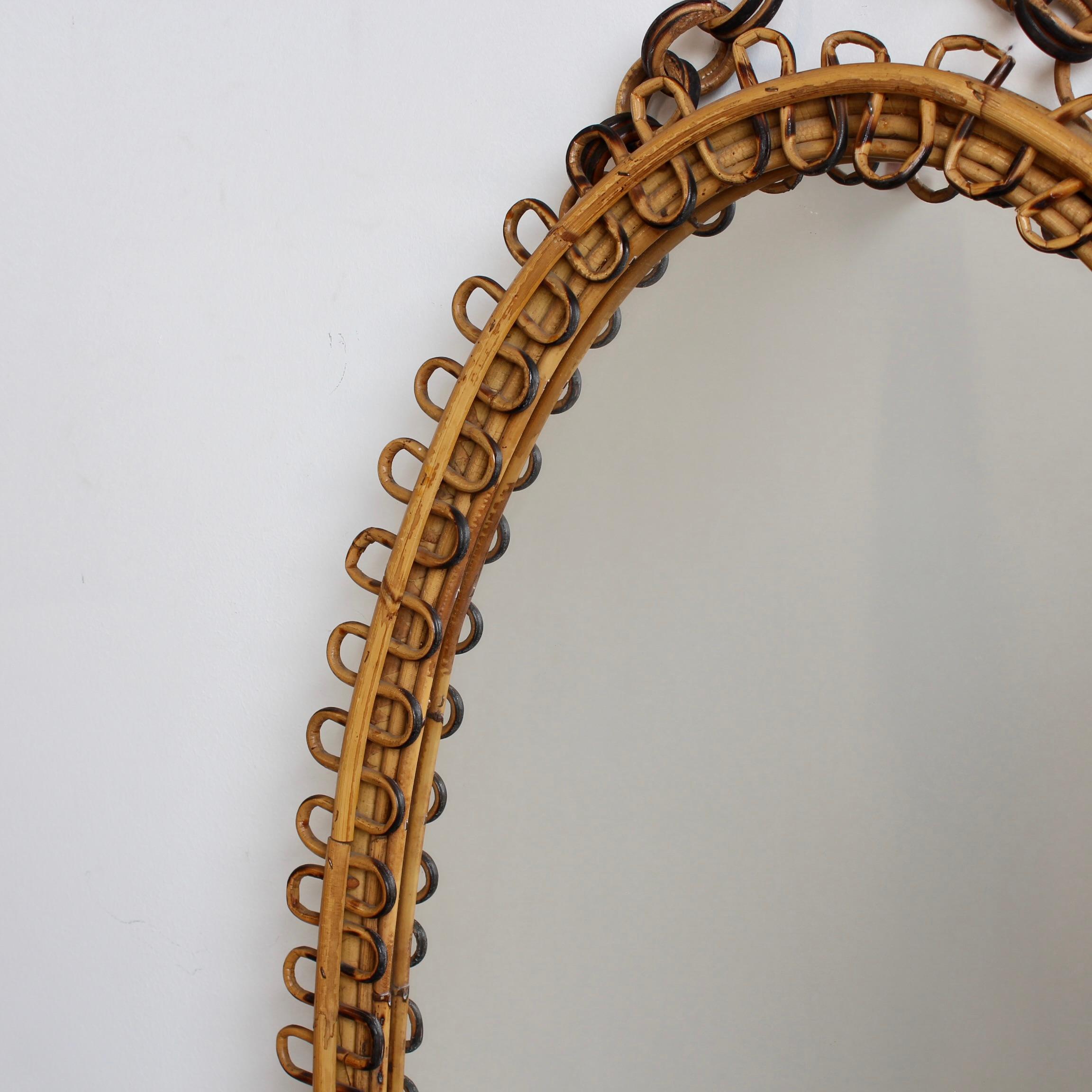 Miroir mural en rotin du milieu du siècle avec chaîne de suspension (circa 1960) en vente 2