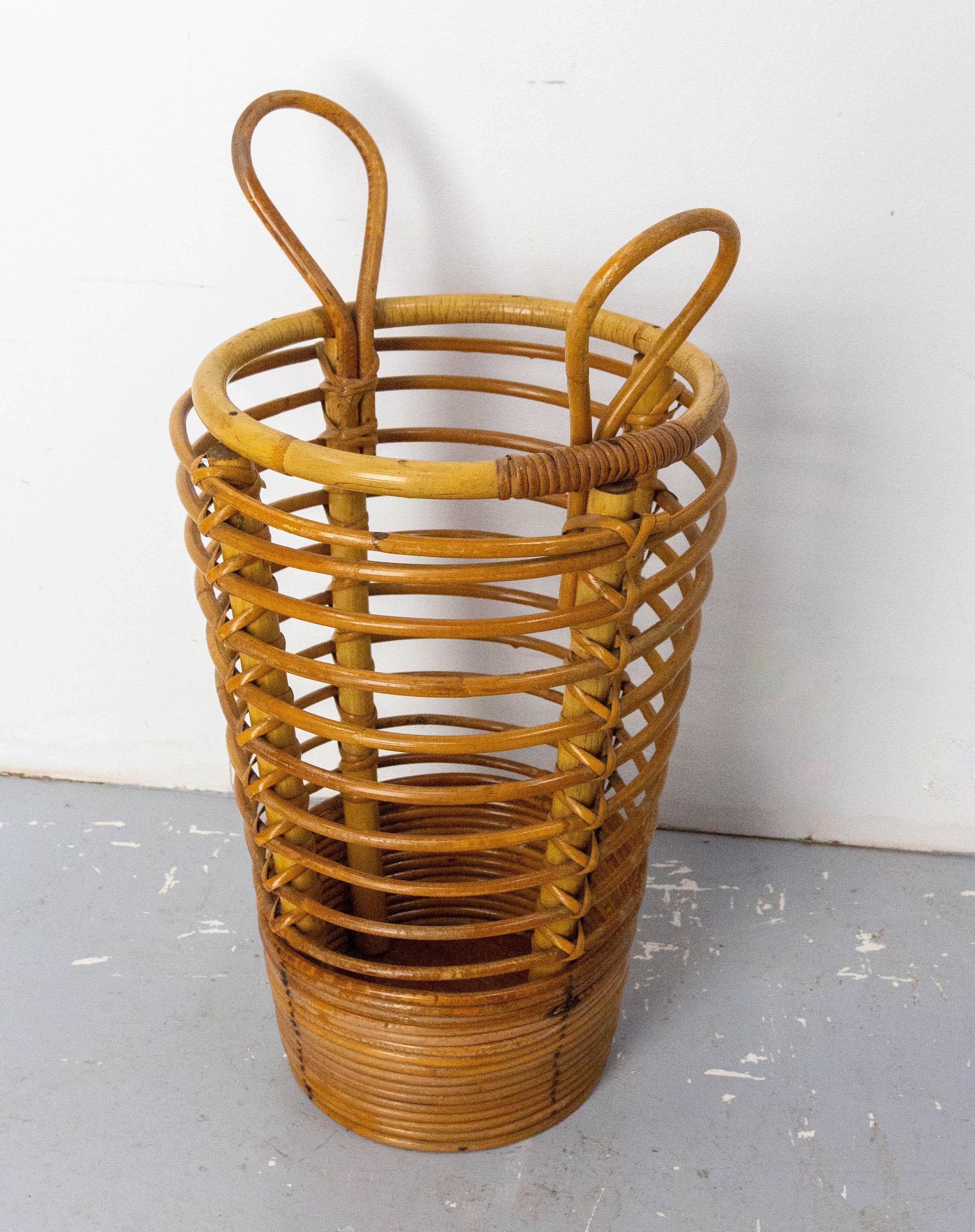 Wicker umbrella stand from France, mid-century, circa 1950, Audoux Minet
Hand made.
This umbrella stand with its two handles can also be used as an elegant wastepaper basket.
Please note: the two handles were attached differently when the object was