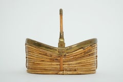 Cesta moderna de mediados de siglo de ratán, mimbre y latón con asa, Italia Años 70