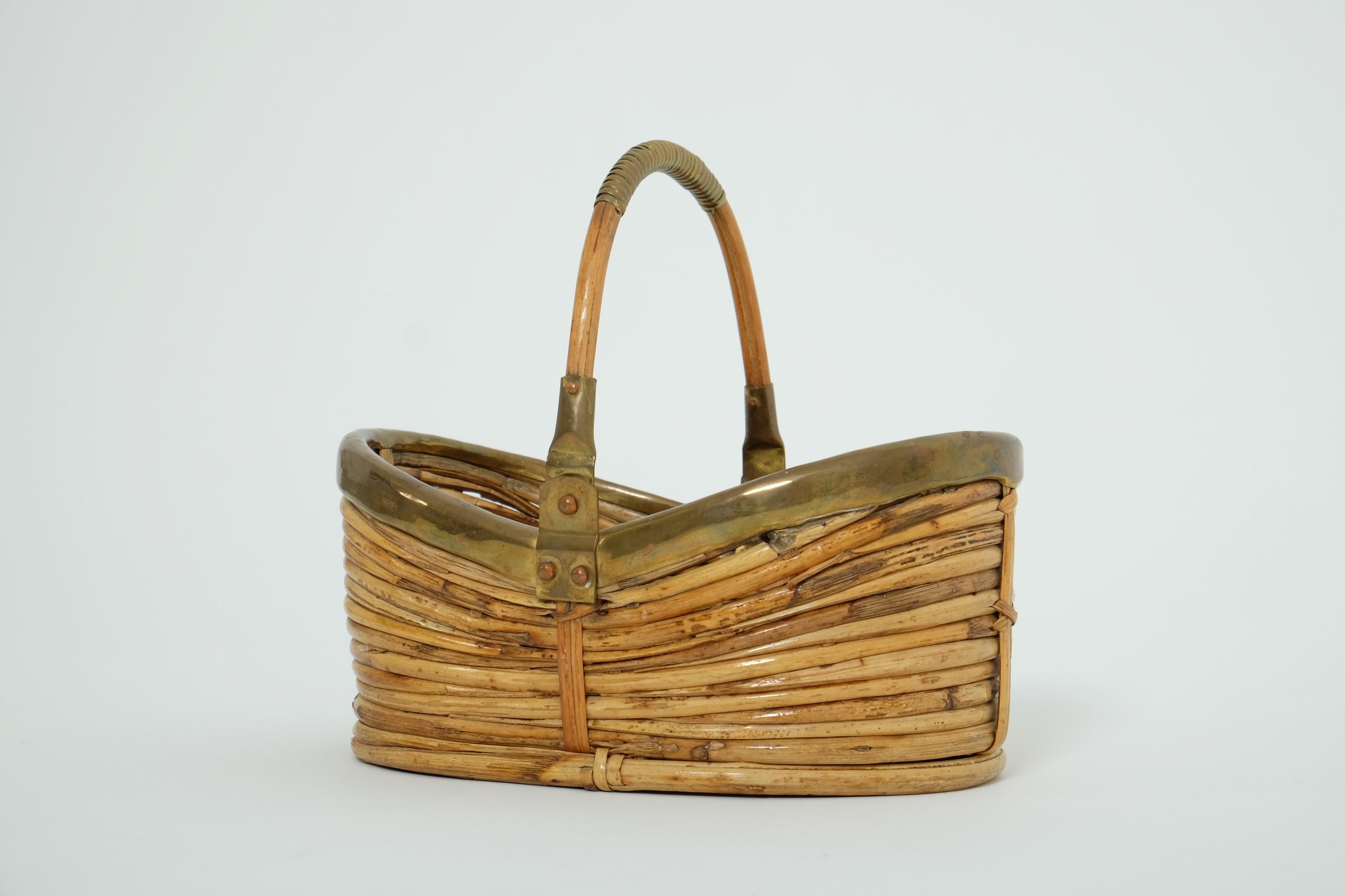 Mid-Century Modern Panier en osier de rotin avec anse, The Modernity, Italie, années 1970 en vente