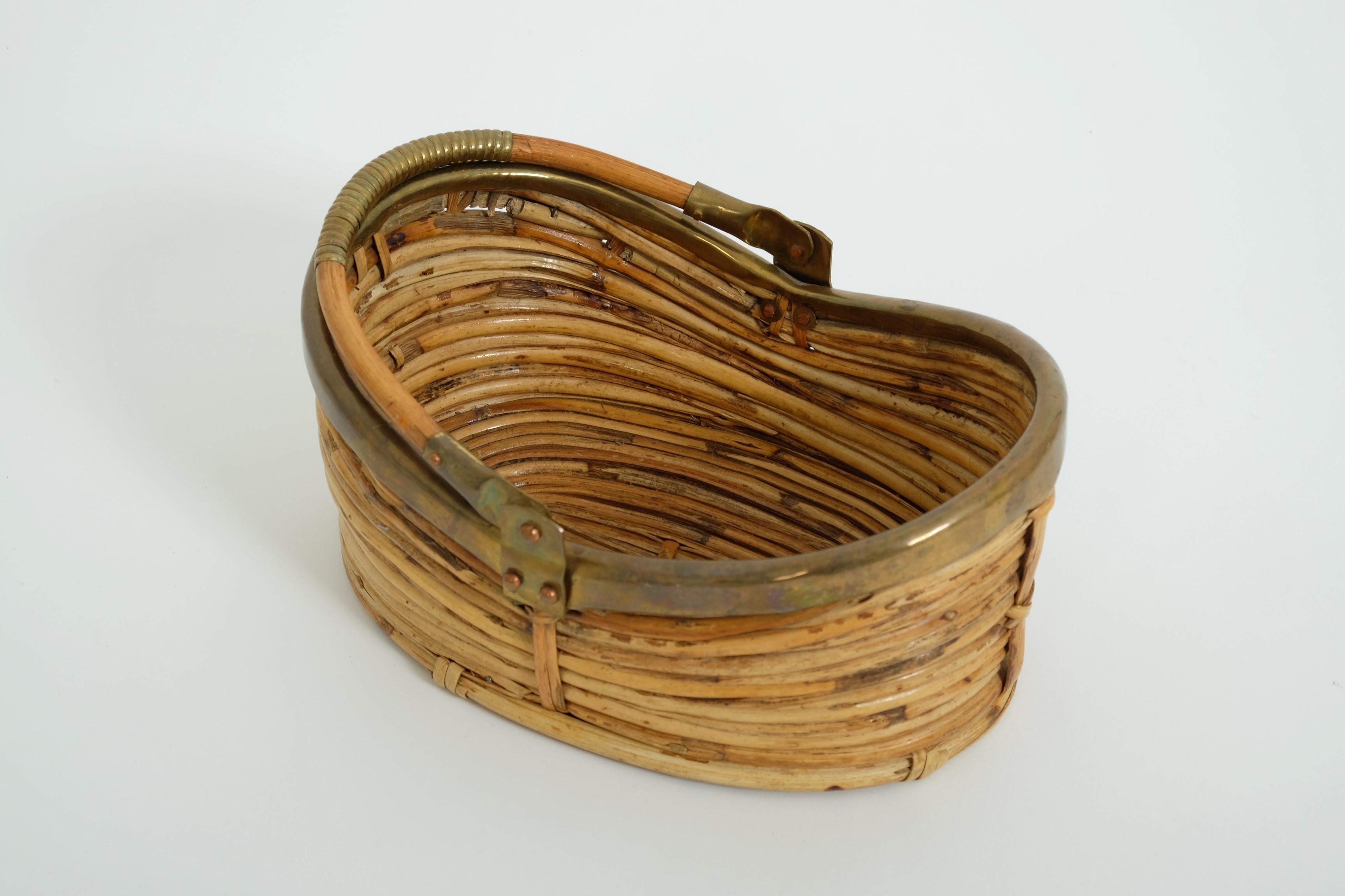 Laiton Panier en osier de rotin avec anse, The Modernity, Italie, années 1970 en vente
