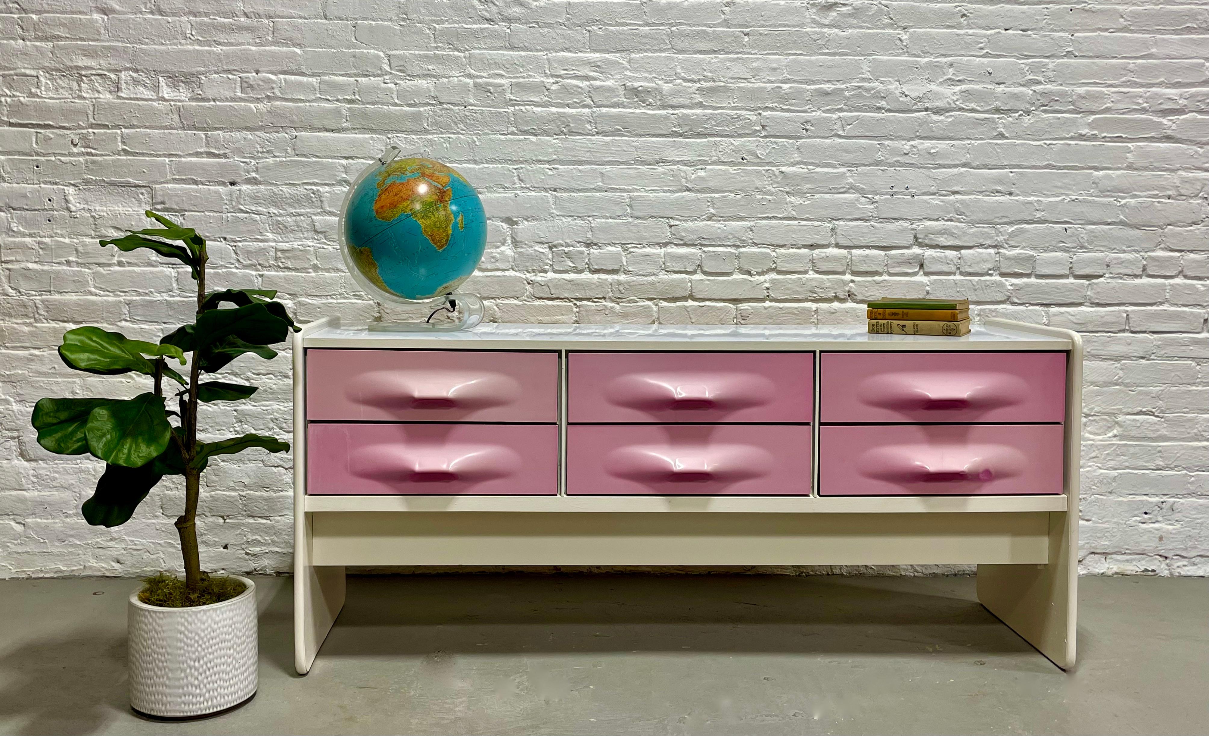Midcentury Raymond Loewy Styled Molded Long Dresser by Giovanni Maur for Trecor In Good Condition In Weehawken, NJ