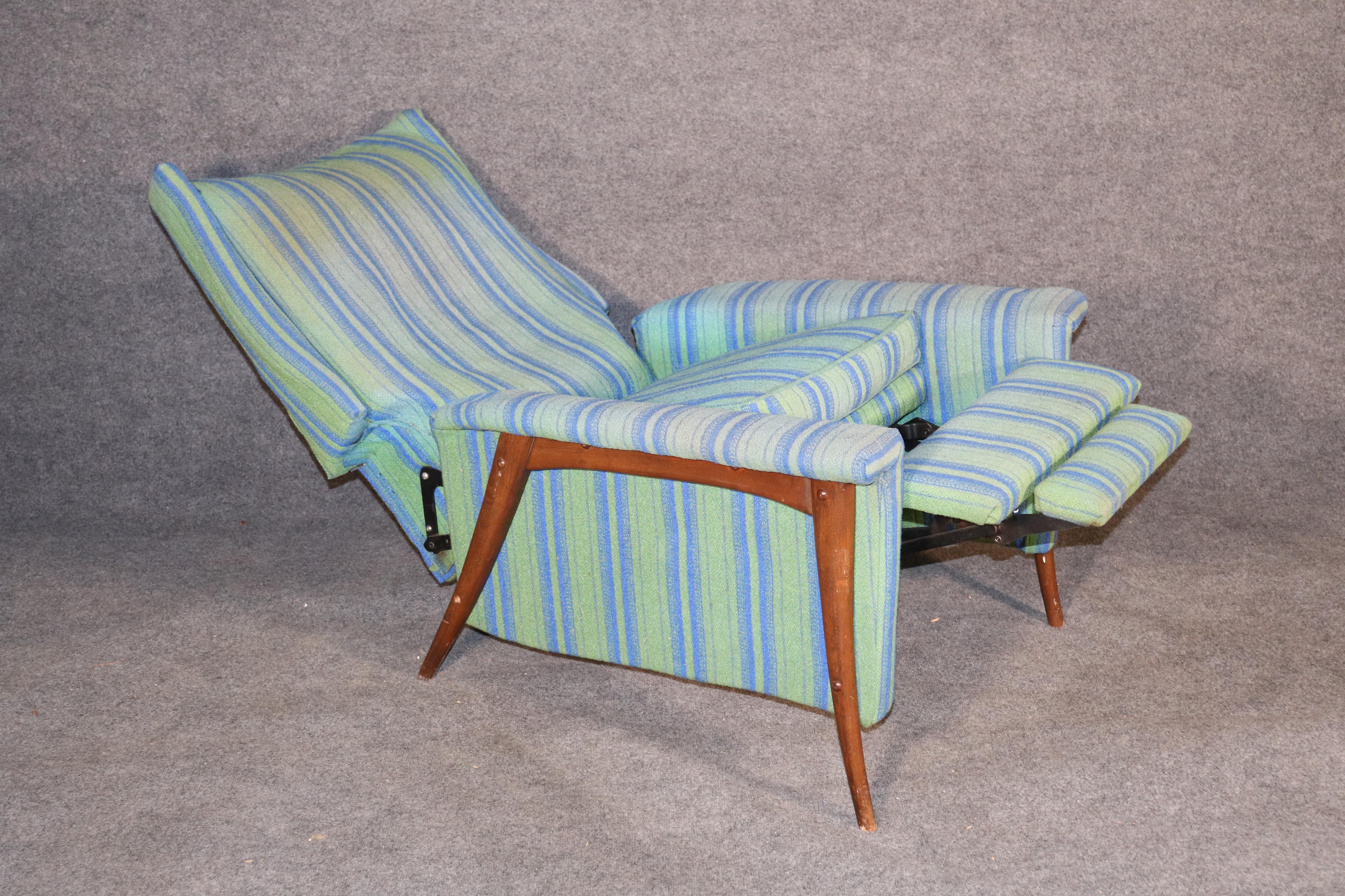 American made Mid-Century Modern lounge chair with reclining function. Fun vintage fabric over a sculpted walnut frame.
Please confirm location.