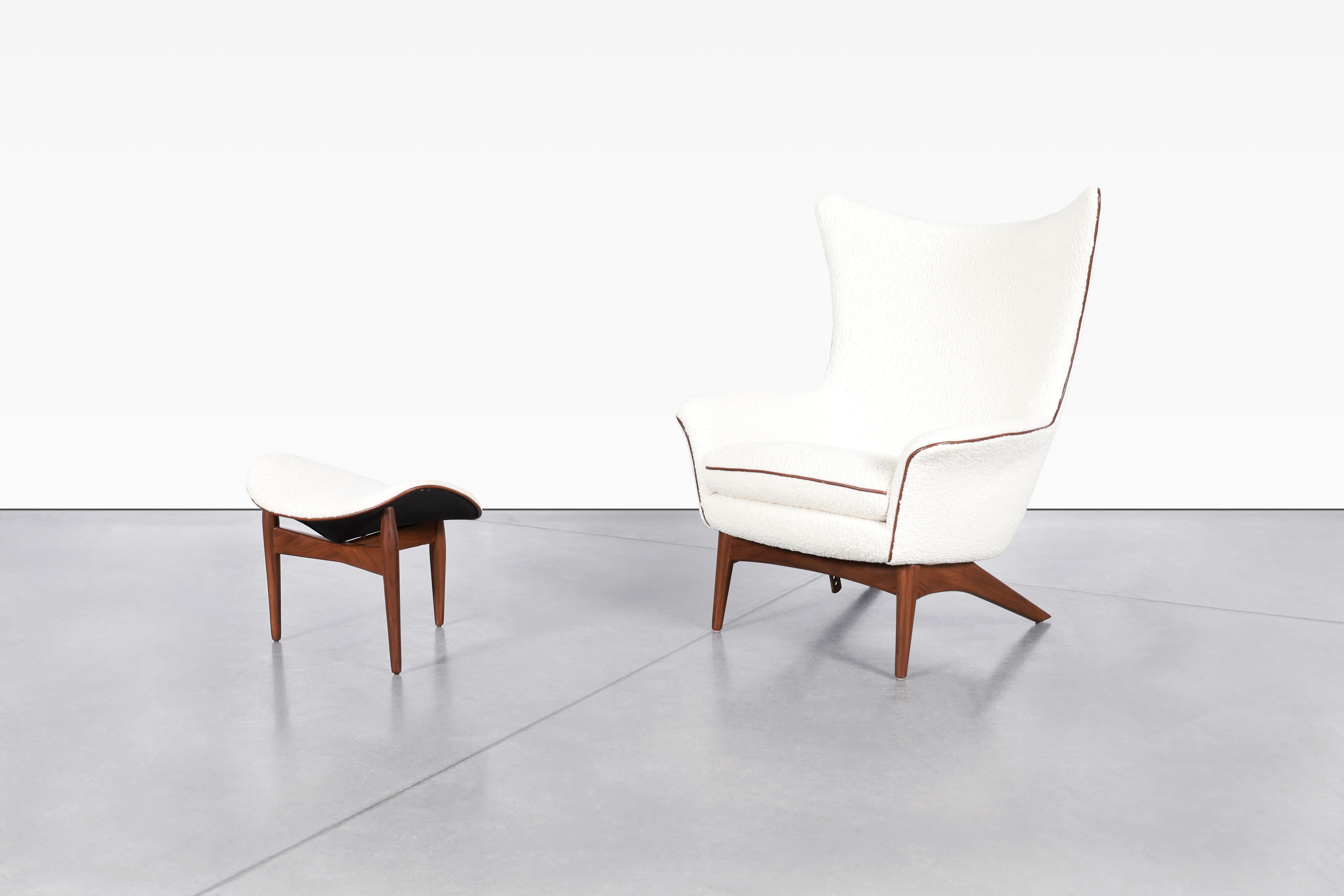 Presentamos el exquisito sillón reclinable de teca de mediados de siglo y la otomana, diseñados por Henry Walter Klein para Bramin Mobler, famoso por su modelo 207. Esta icónica pieza muestra la maestría artesanal de Klein, con un marco de teca