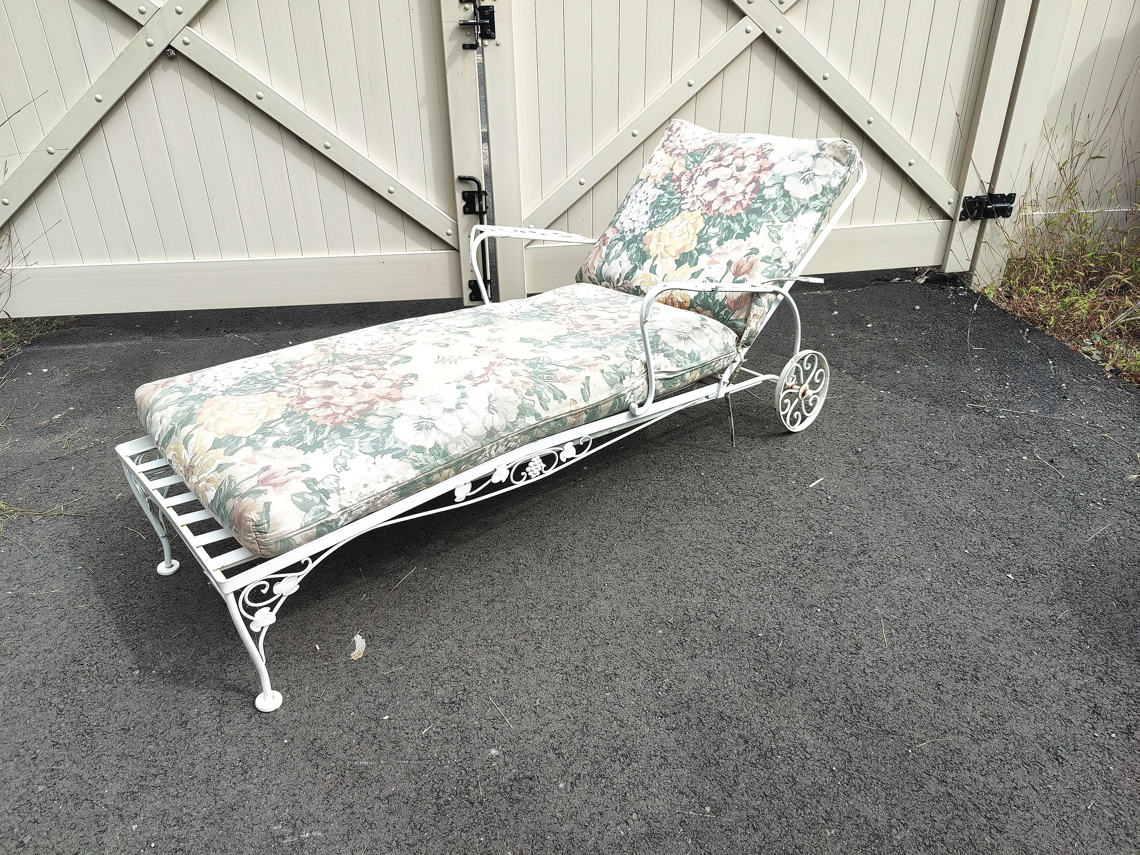 Mid-Century Reclining Sunbather Lounge Chair For Sale 4