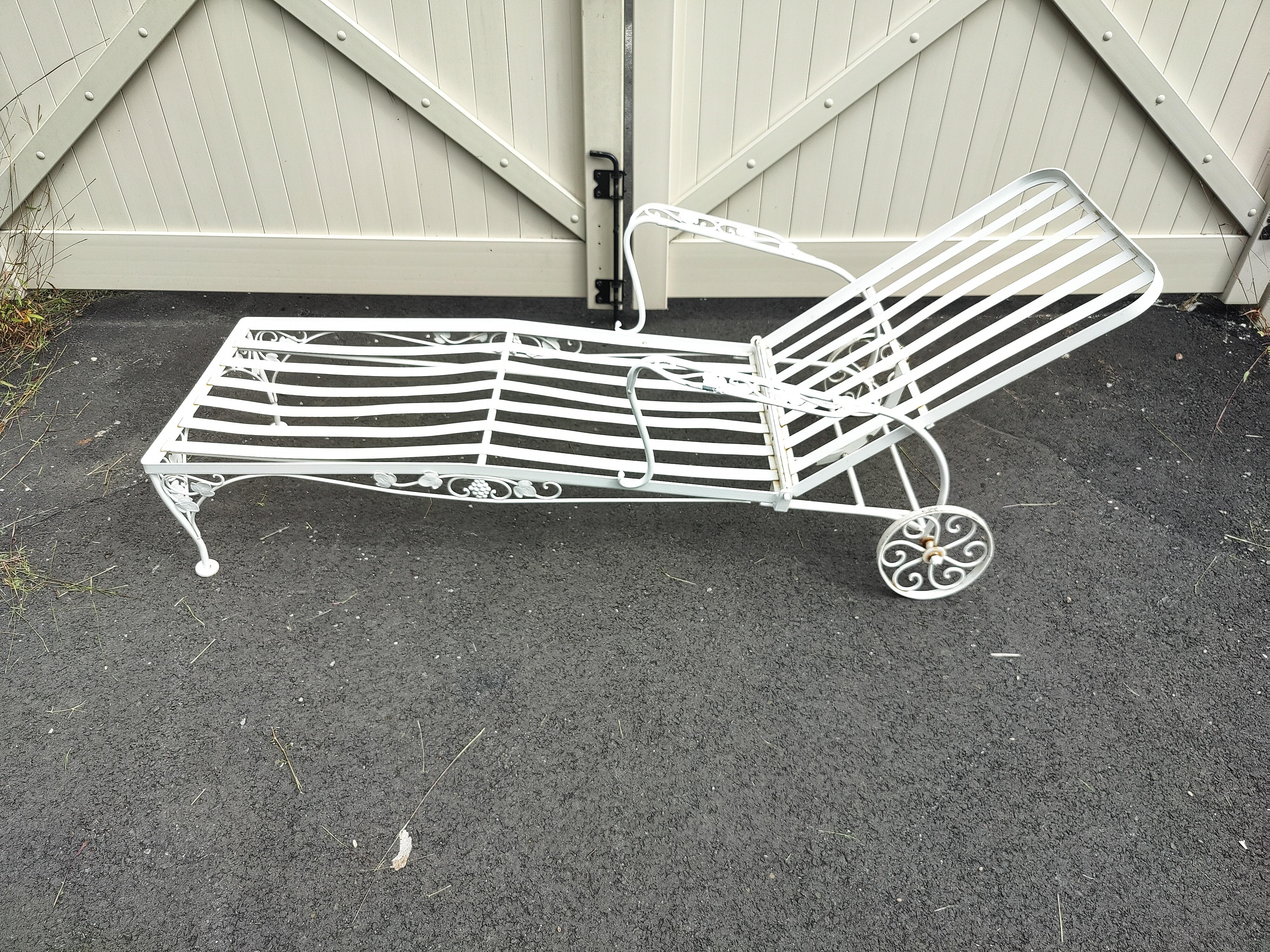 Bain de soleil d'extérieur inclinable du milieu du siècle. Fabriqué en fer forgé robuste. Ce fauteuil de salon présente d'élégantes volutes sur les roues et la base. Parfait pour tout patio, piscine ou balcon. Coussin inclus.


(Veuillez