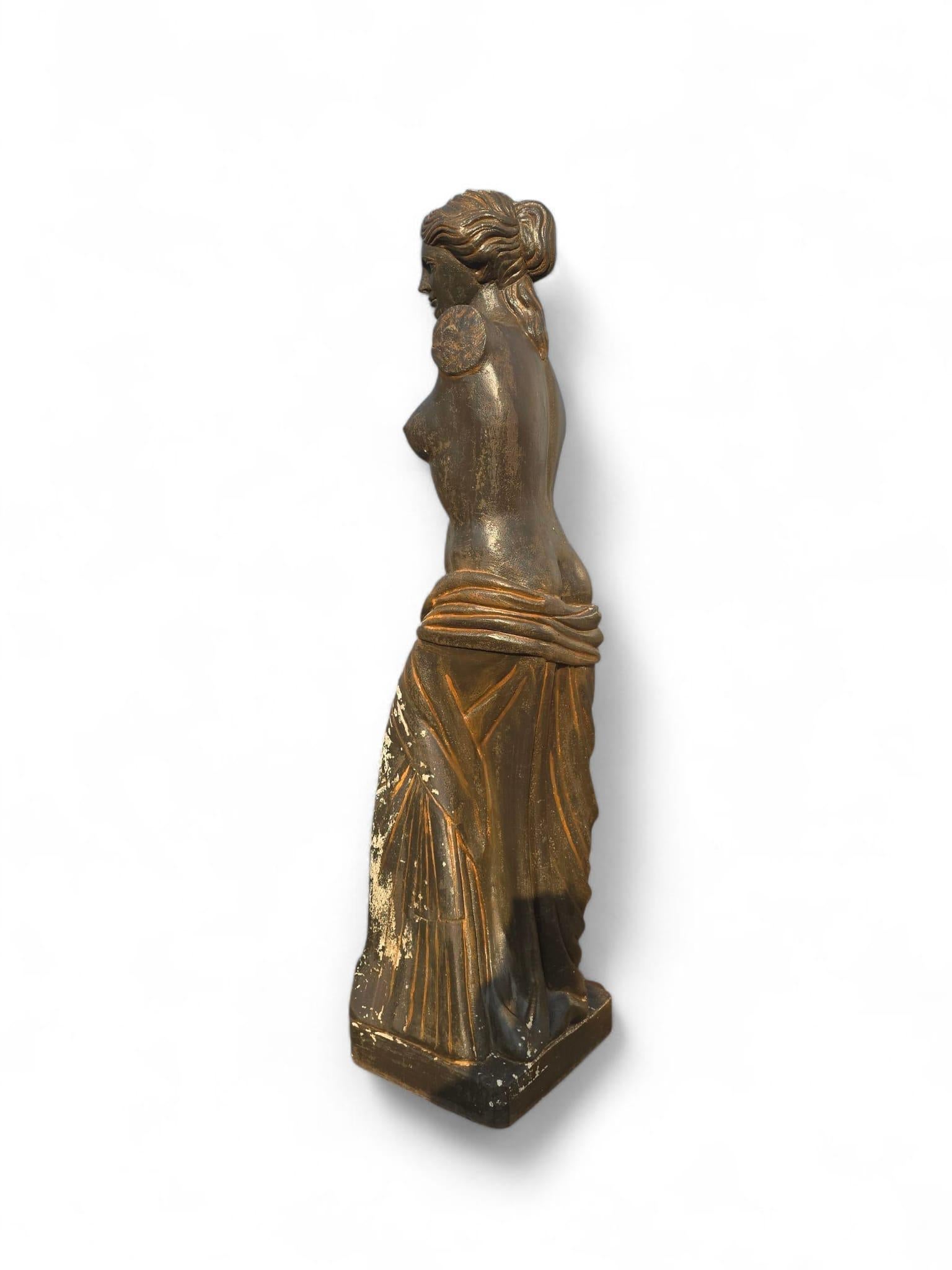 Una sorprendente interpretazione di metà secolo dell'iconica Venere di Milo, realizzata in pietra ricomposta negli anni '50. Questo pezzo cattura magnificamente l'eleganza senza tempo e la forma classica dell'antica dea greca dell'amore e della