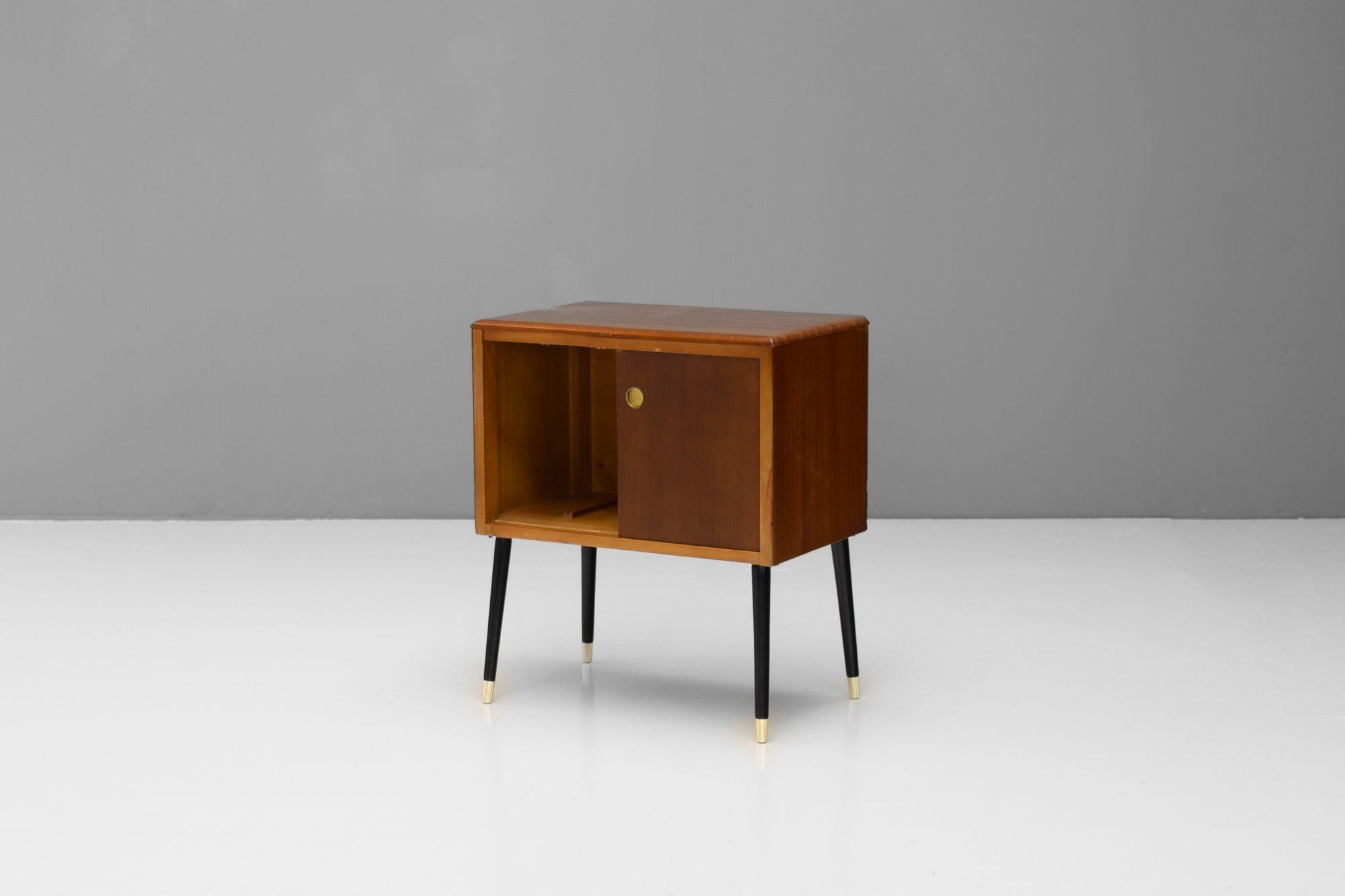 Small mid-century sliding door record cabinet. U.K circa 1970.

H 70cm x W 61cm x D 37cm
