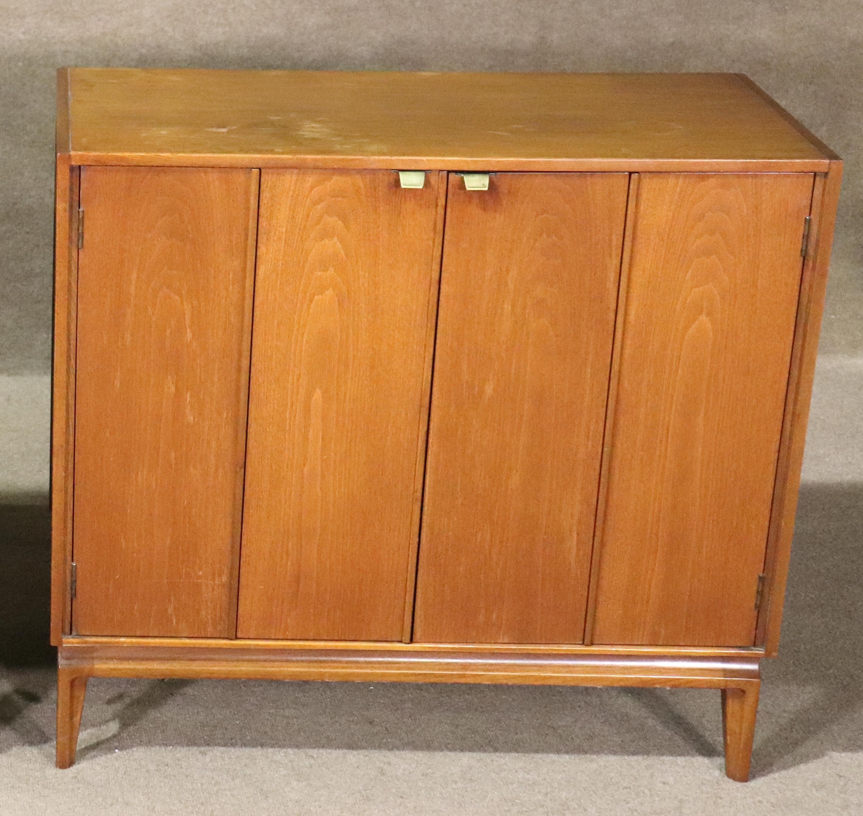 Mid-Century Record Cabinet In Good Condition For Sale In Brooklyn, NY