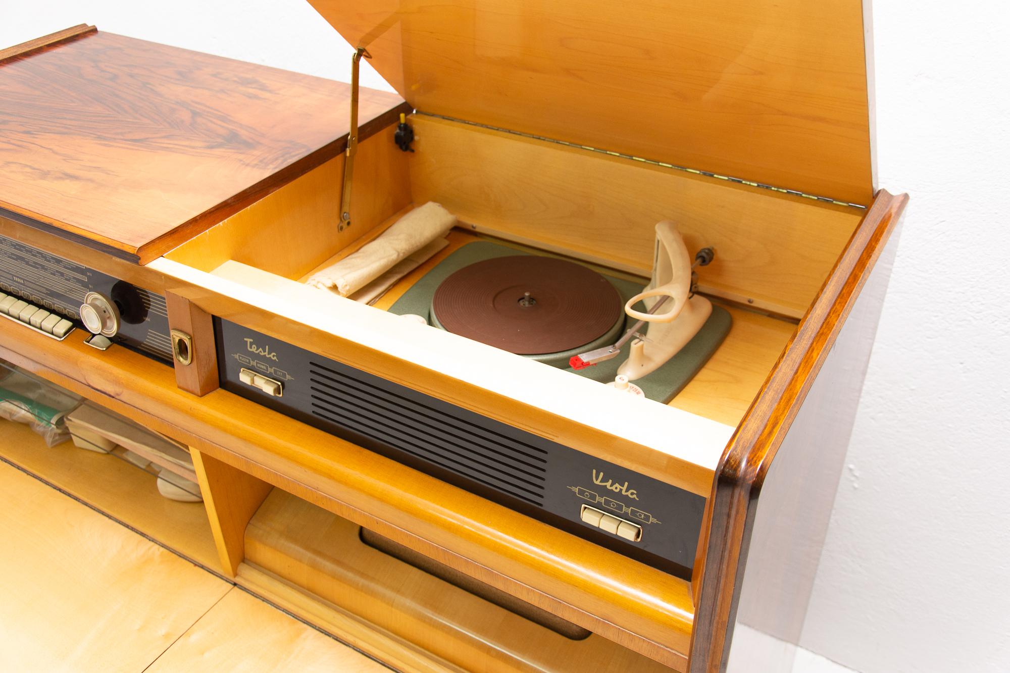 Mid century Record player and radio TESLA, Czechoslovakia, 1950´s In Good Condition In Prague 8, CZ