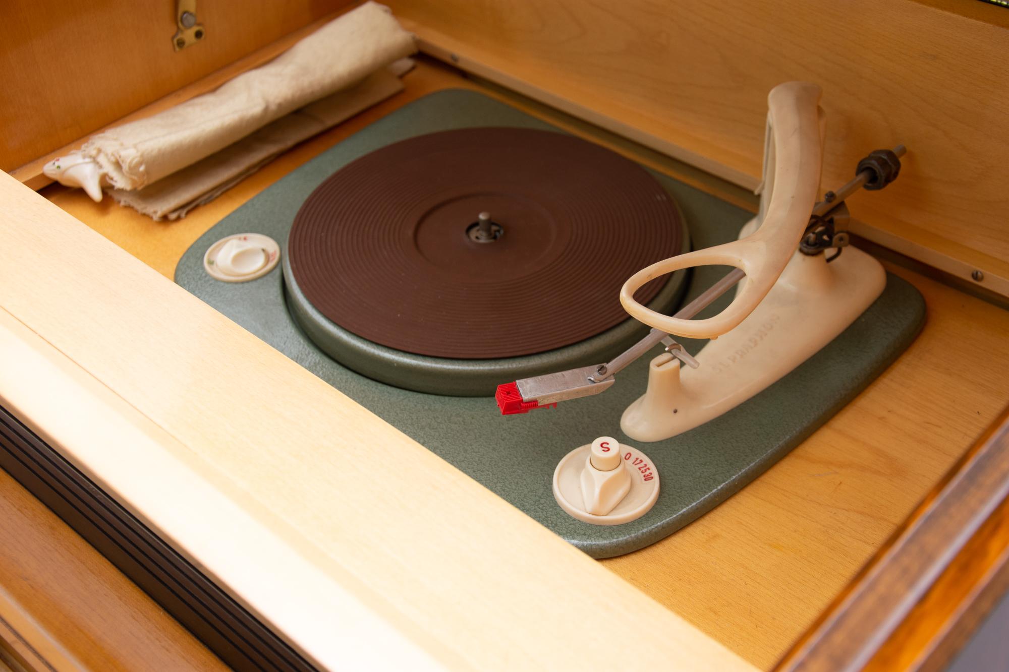20th Century Mid century Record player and radio TESLA, Czechoslovakia, 1950´s For Sale