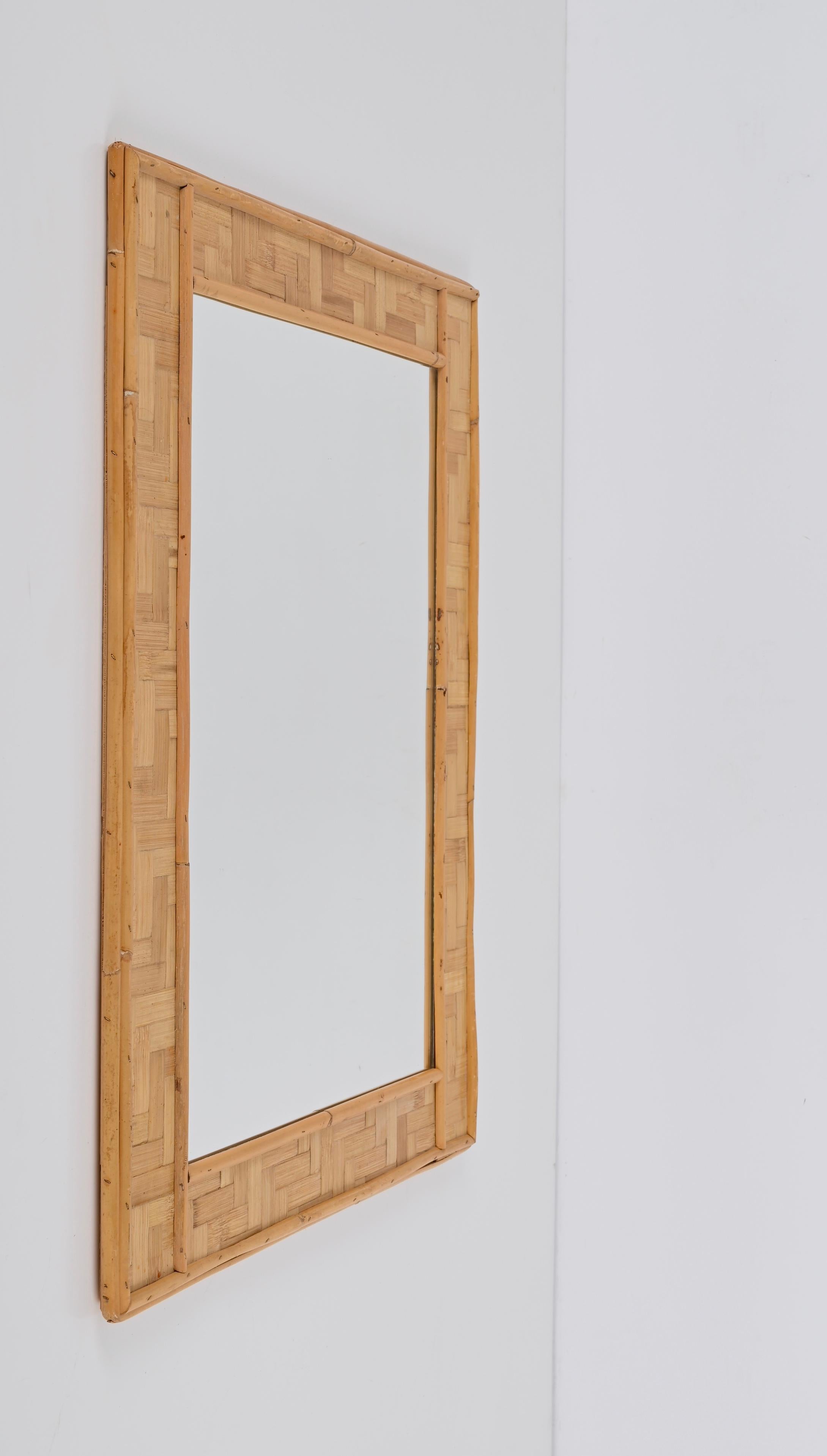 Mid-Century Modern Miroir italien rectangulaire du milieu du siècle dernier en bambou et cadre en rotin tressé, années 1960 en vente
