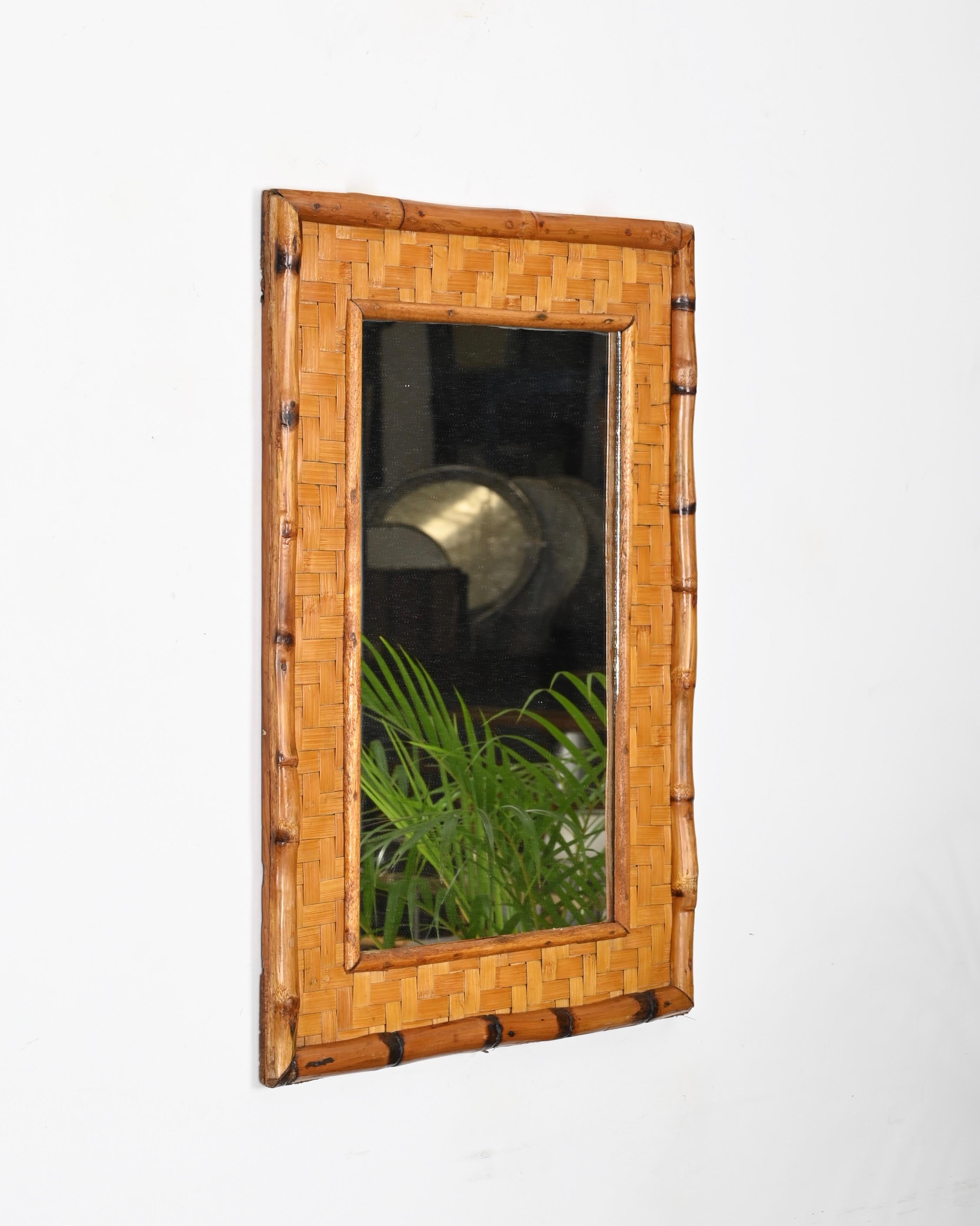Rechteckiger Spiegel aus Bambusrohr und geflochtenem Rattan aus der Jahrhundertmitte, 1960er Jahre (Samt) im Angebot