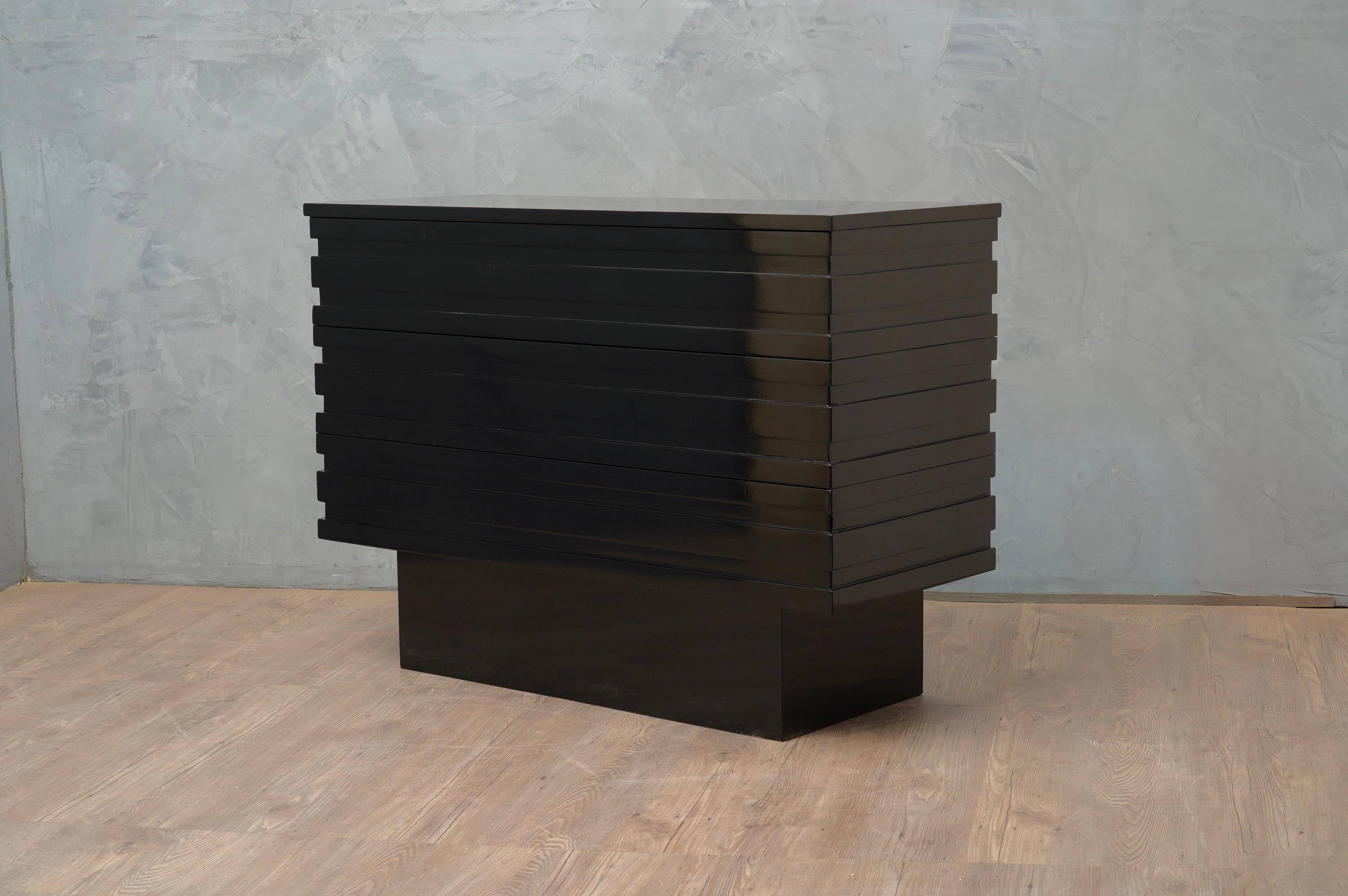 Perfect bedroom dresser all refinement and style both for the size of the entire design and for the utmost care taken for its entire finish.

The chest of drawers is composed of a black lacquered wooden structure, where at first sight it appears as