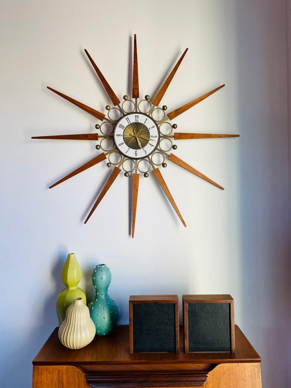 Bellissimo e incredibilmente minimalista set di fermalibri in noce di DAPCO. Questa coppia è semplice, foderata e con una grafica squadrata. Una bellissima placca in pelle è contenuta da bordi in noce e da un dettaglio in ardesia che circonda il