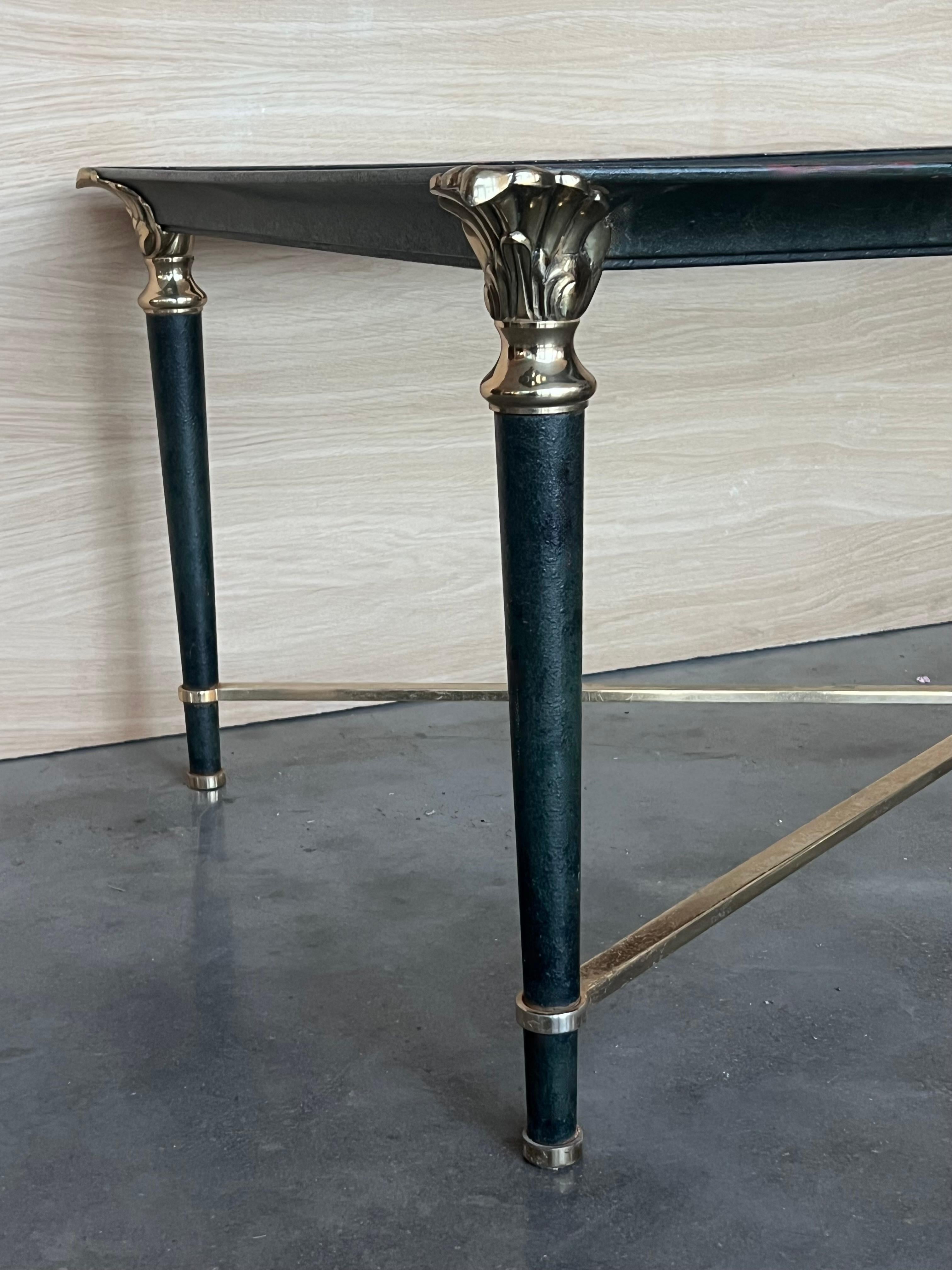 Table basse rectangulaire du milieu du siècle dernier, fer vert avec détails en bronze et laiton en vente 4