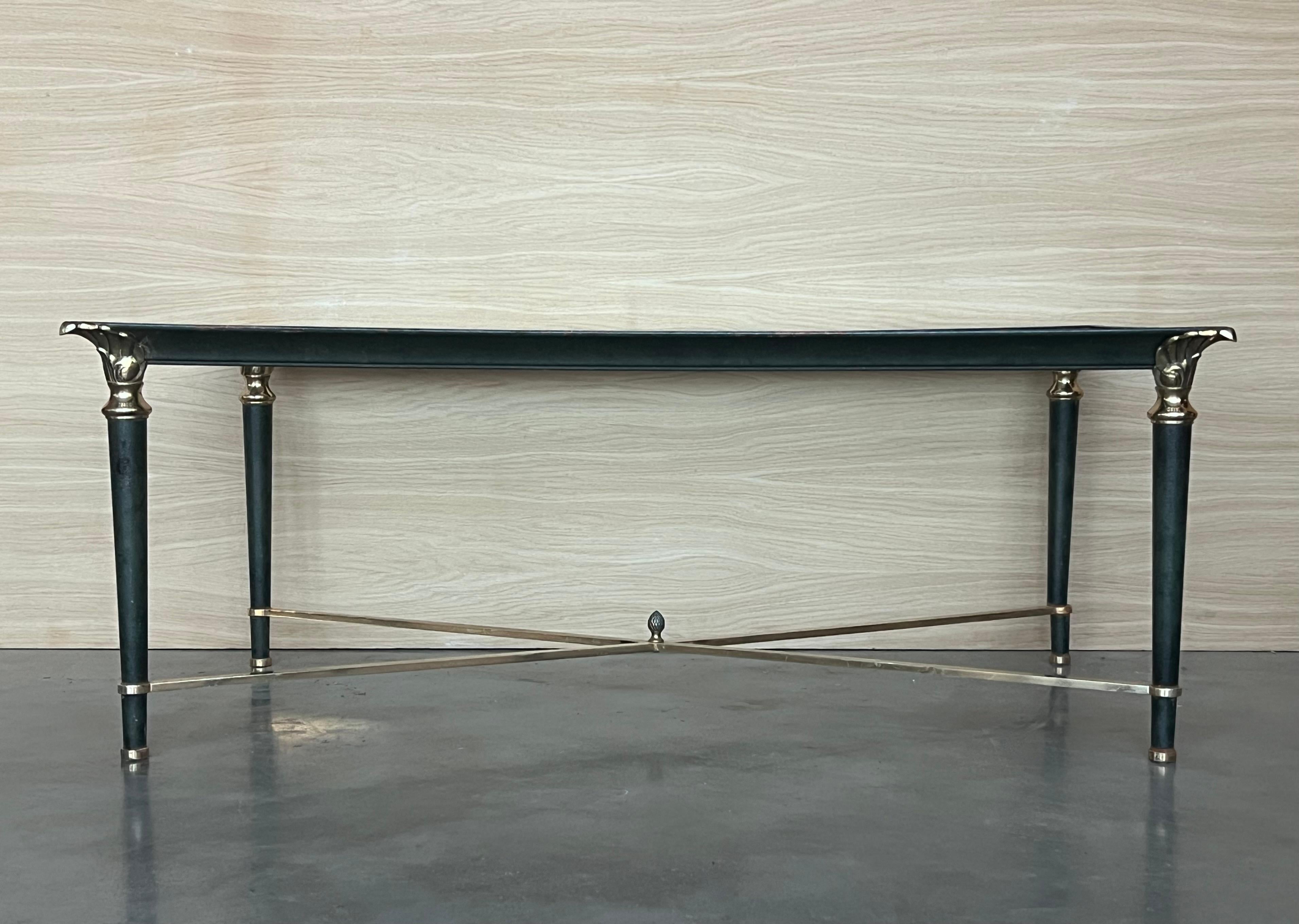 20ième siècle Table basse rectangulaire du milieu du siècle dernier, fer vert avec détails en bronze et laiton en vente