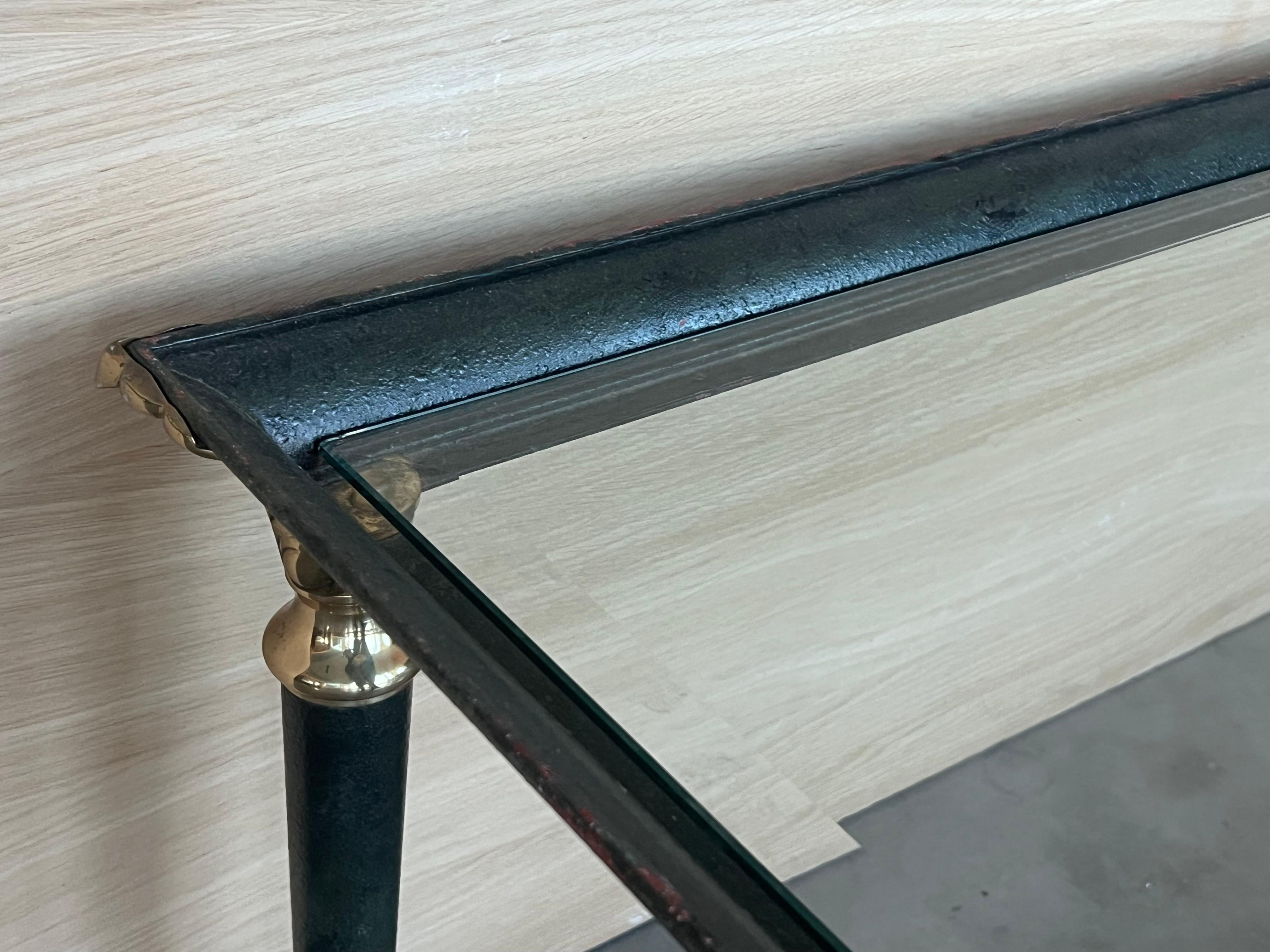 Table basse rectangulaire du milieu du siècle dernier, fer vert avec détails en bronze et laiton en vente 2