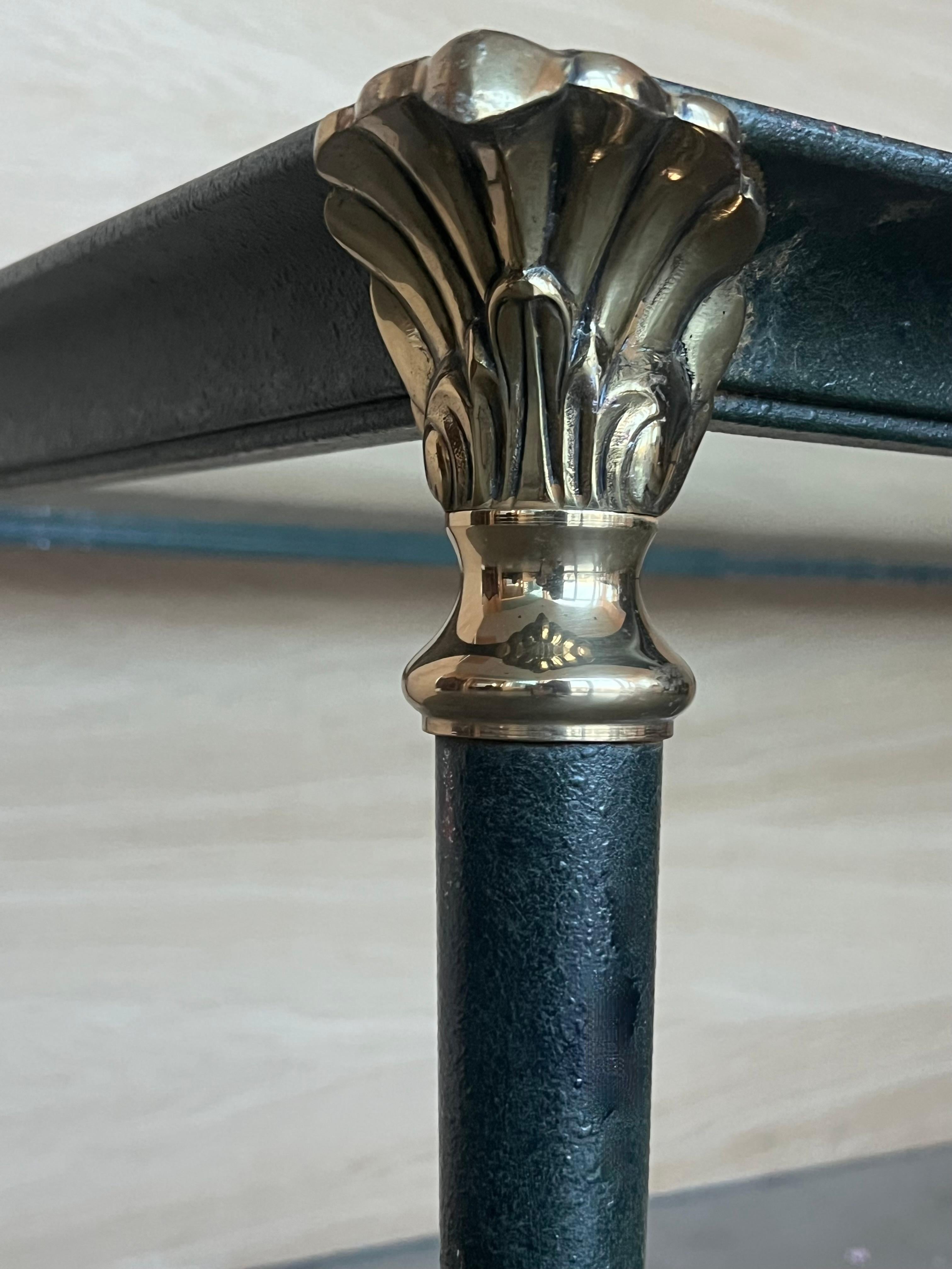 Table basse rectangulaire du milieu du siècle dernier, fer vert avec détails en bronze et laiton en vente 3
