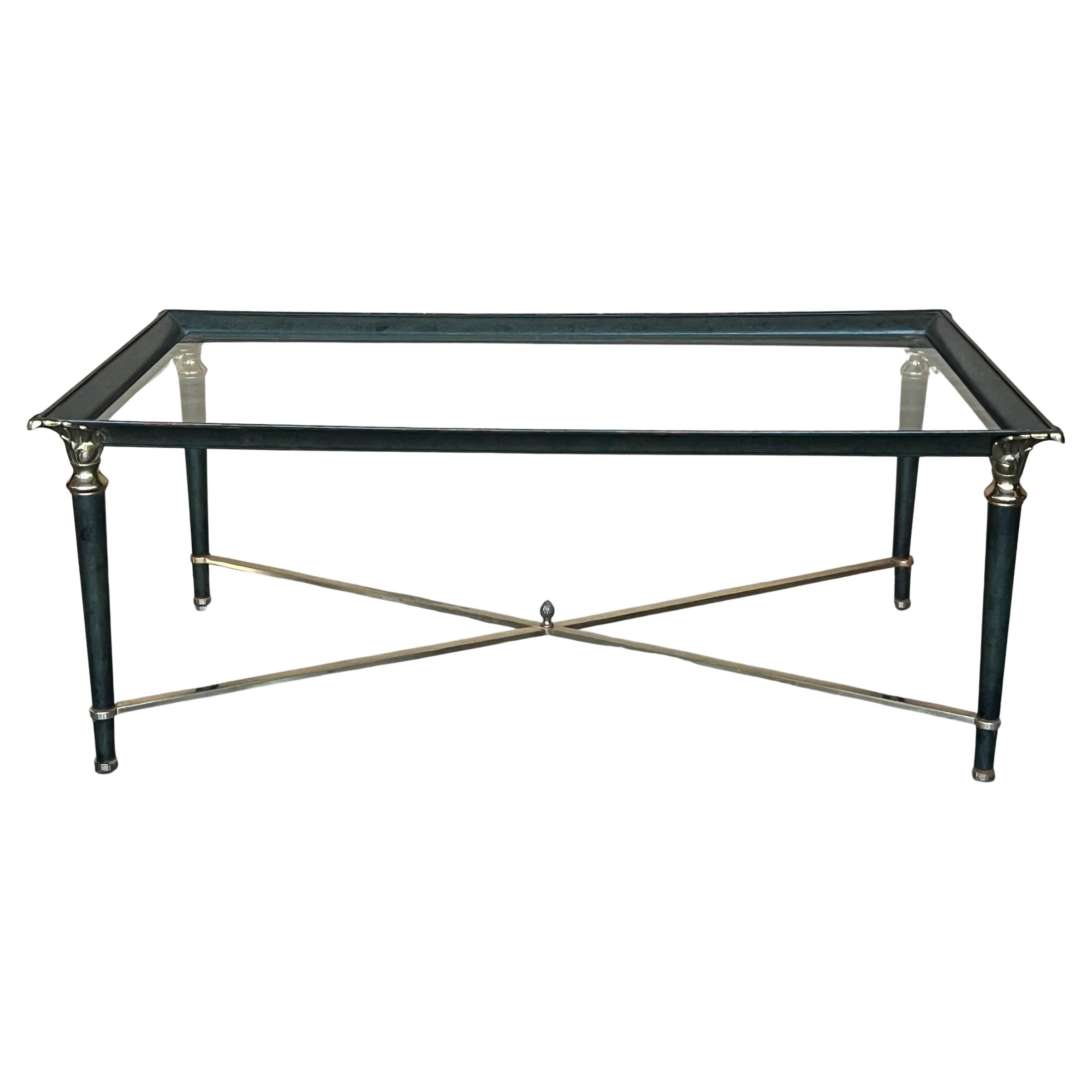 Table basse rectangulaire du milieu du siècle dernier, fer vert avec détails en bronze et laiton