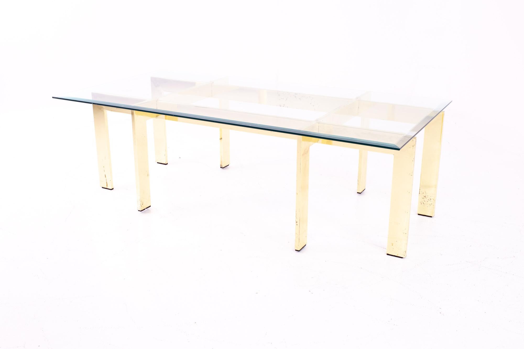 Mid-Century Modern Table basse rectangulaire en verre et laiton du milieu du siècle dernier en vente