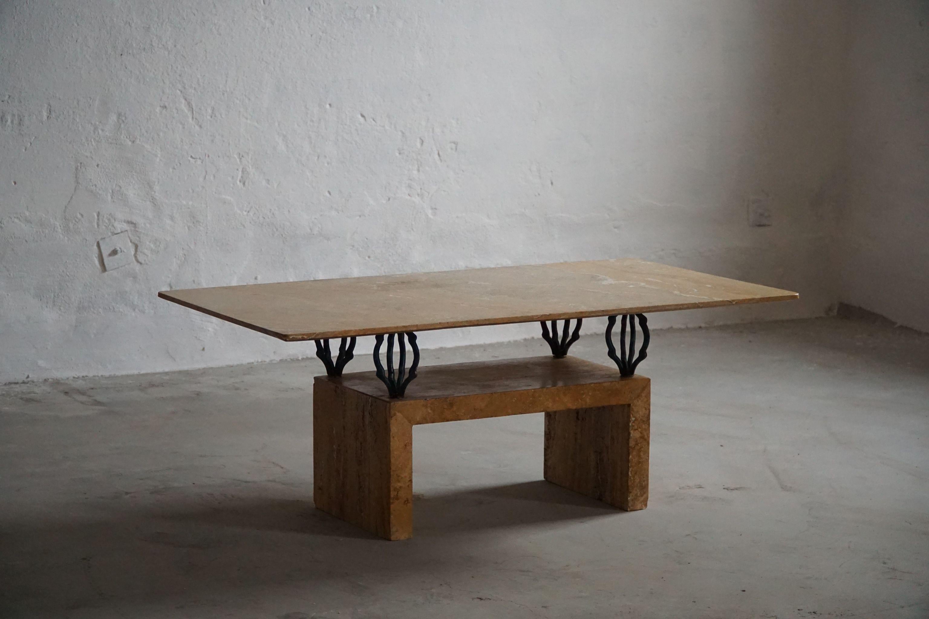 Beautiful rectangular coffee table in marble, resting on sculptural iron pedistals, making it floating. Made in Italy - 1970-1980s.

This brutalist piece is in a great vintage condition.