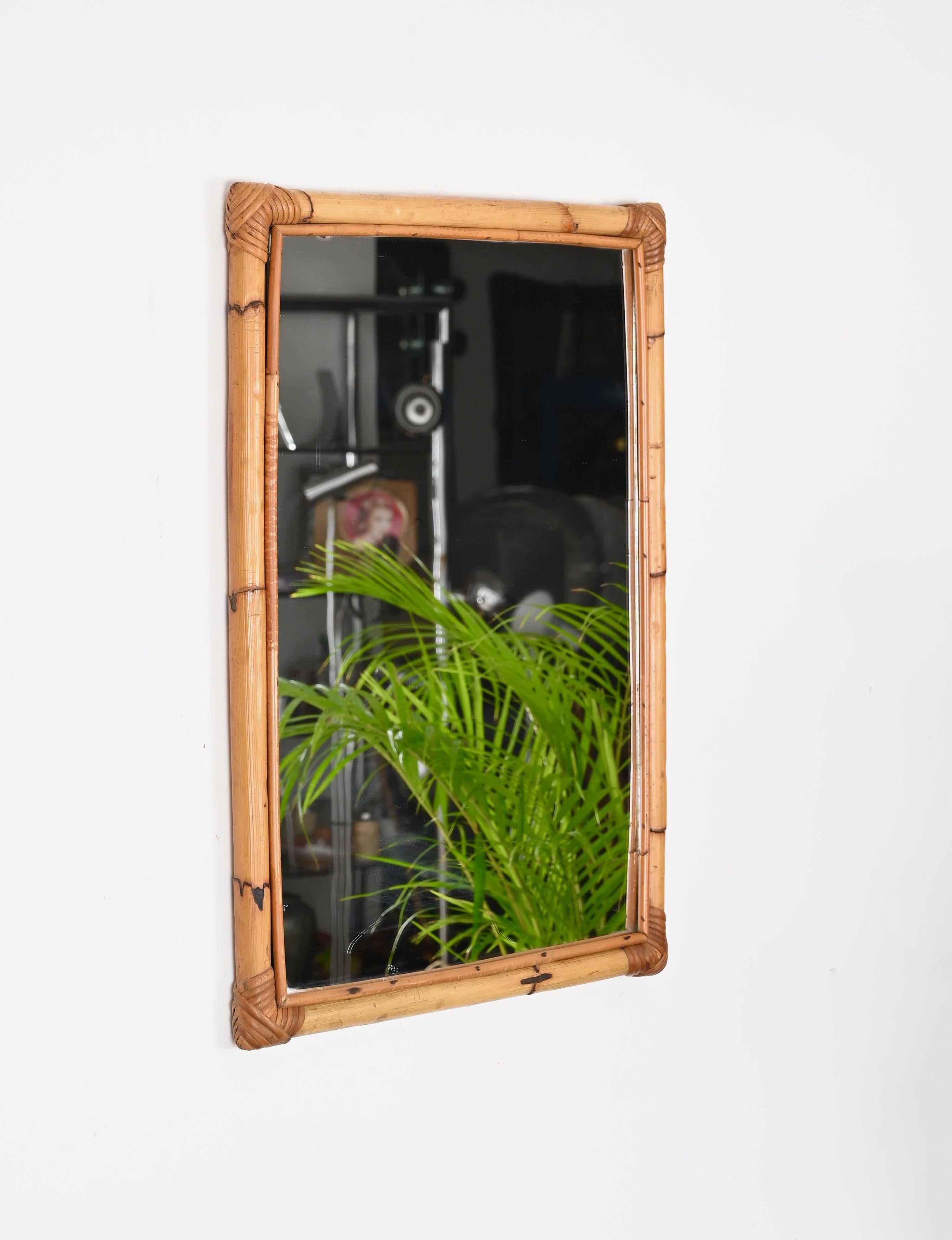 Schöner rechteckiger Spiegel im französischen Riviera-Stil der Jahrhundertmitte aus Bambus und handgeflochtenem Rattangeflecht. Dieser prächtige Spiegel wurde in den 1970er Jahren in Italien hergestellt.

Dieser Spiegel  hat einen doppelten Rahmen