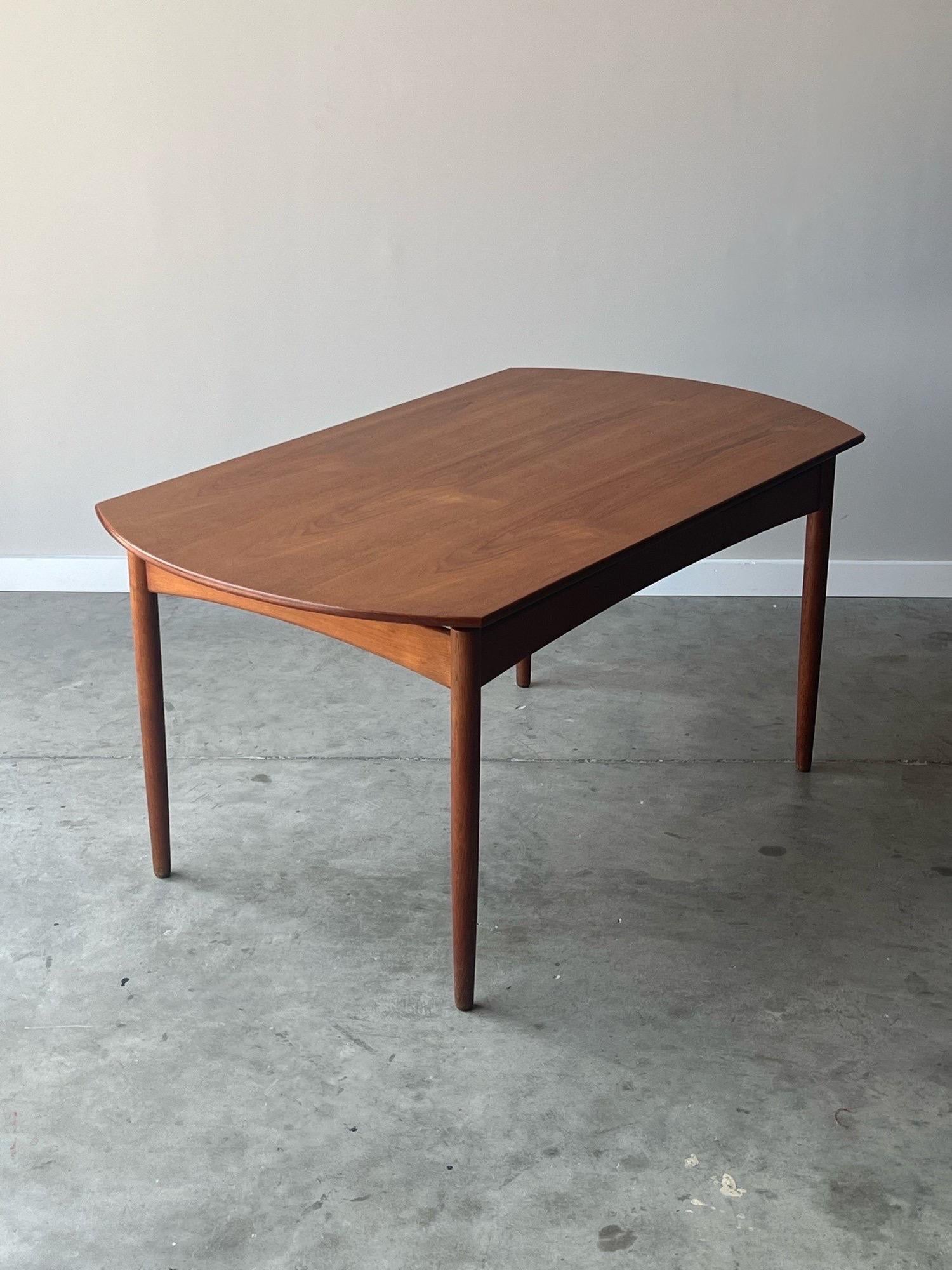 Mid-Century Modern Mid-Century Rectangular to Circular Expanding Dining Table by Svend Madsen