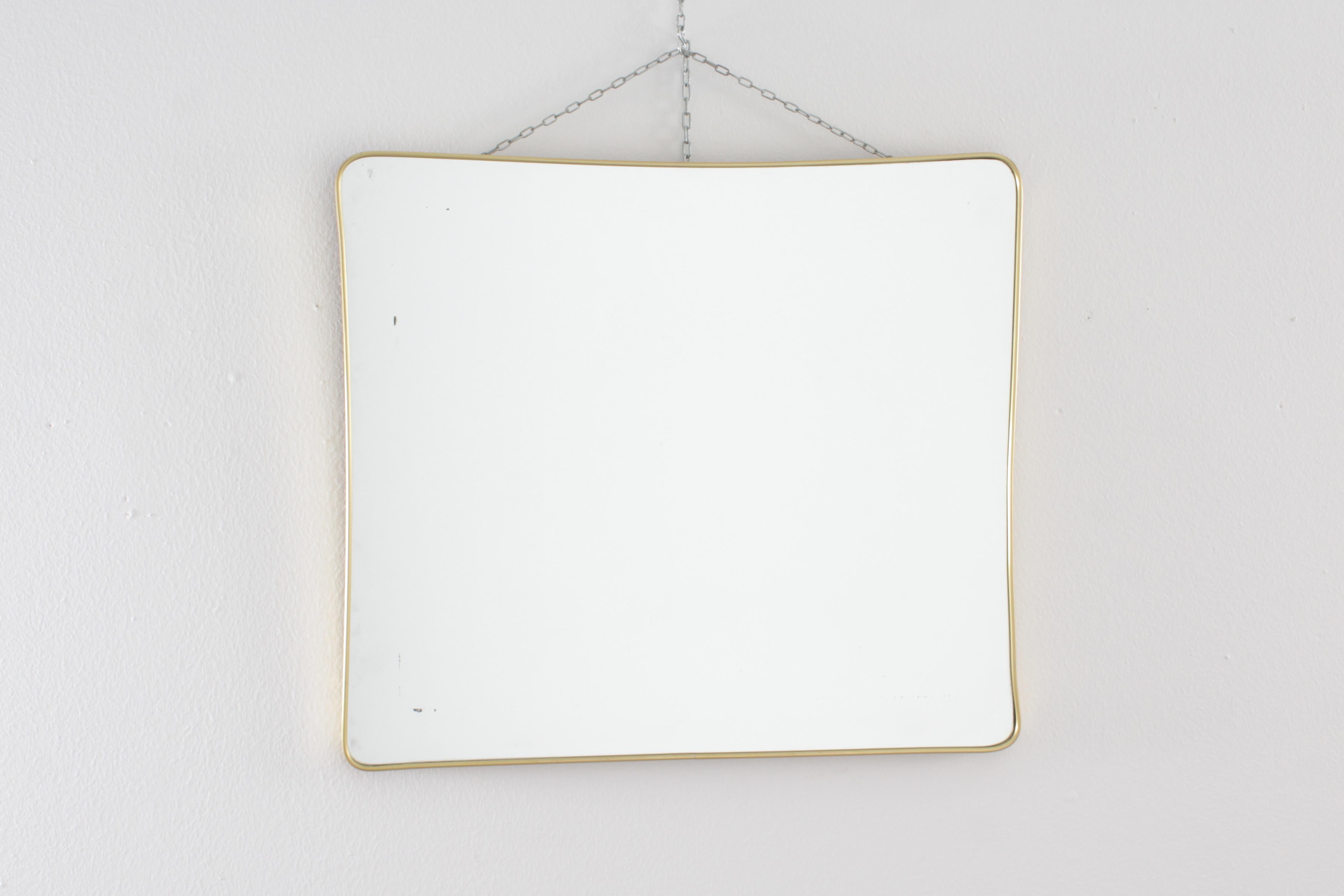 Beautiful rectangular wall mirror with rounded corners, with a narrow frame in golden aluminum. Italian production from the 1950s.
Wear consistent with age and use.