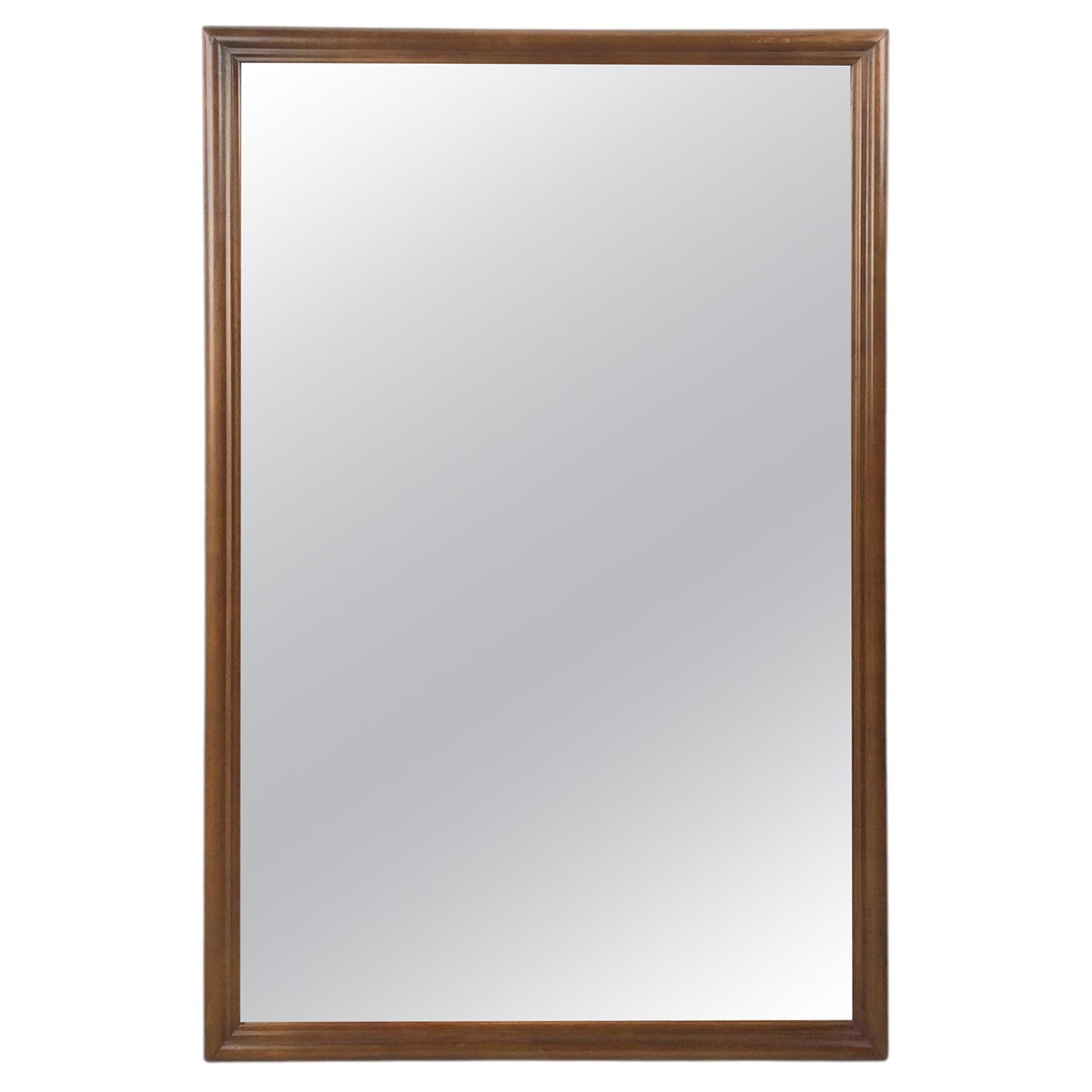 Miroir mural rectangulaire du milieu du siècle avec cadre arrondi en noyer en vente