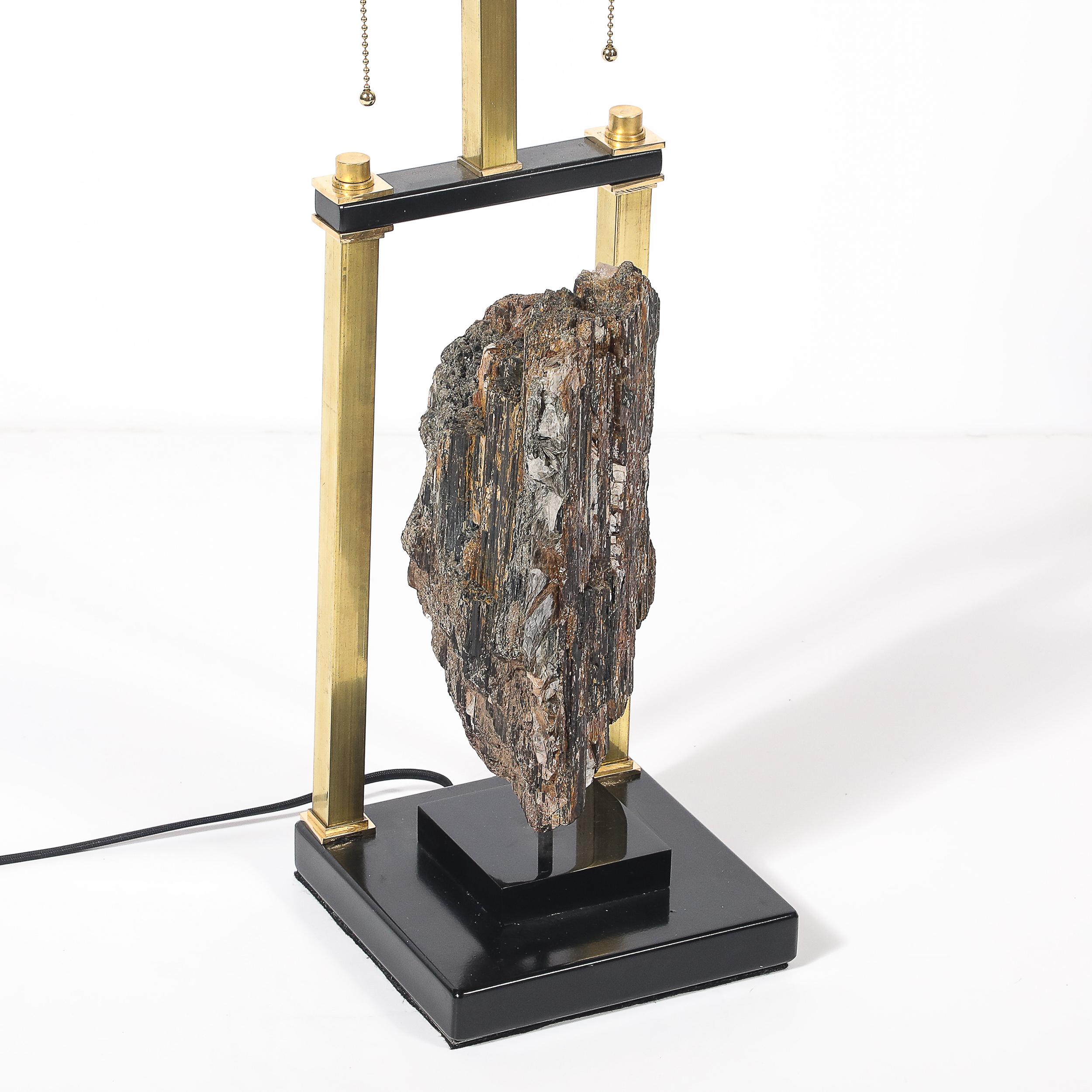 Lampe de table rectiligne du milieu du siècle en laque noire et laiton avec spécimen de pyrite en vente 3