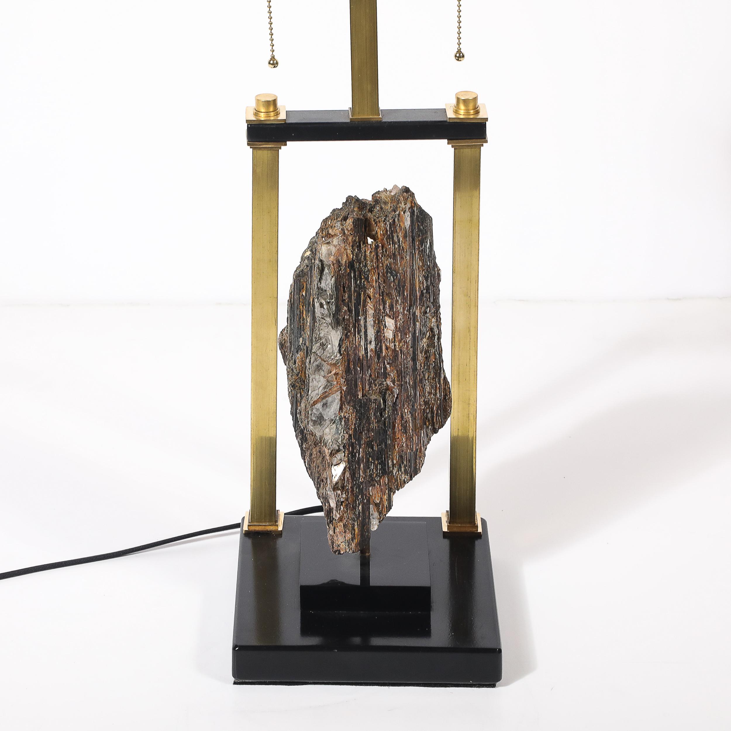 Lampe de table rectiligne du milieu du siècle en laque noire et laiton avec spécimen de pyrite en vente 4