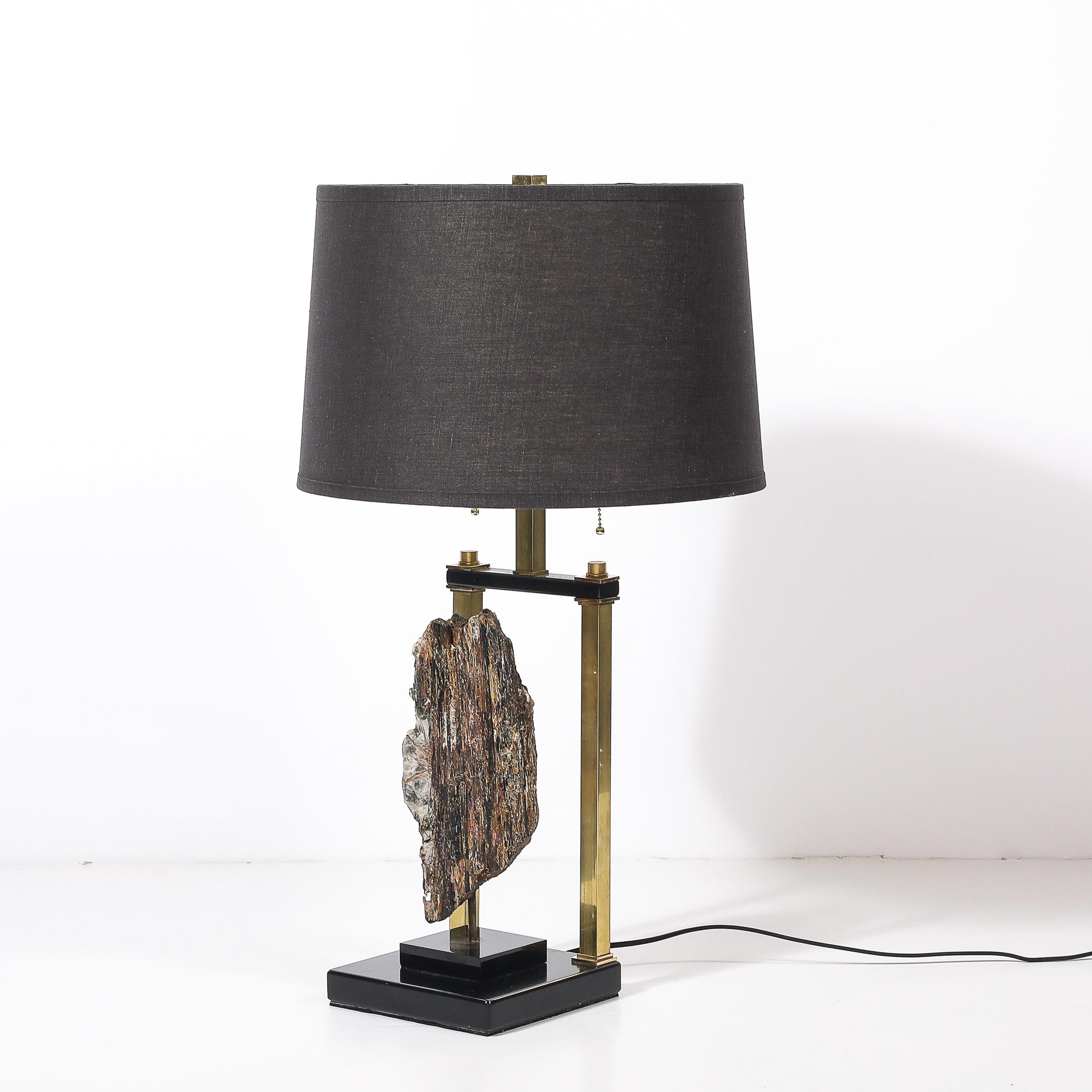 Cette lampe de table moderniste du milieu du siècle, fabriquée en France vers 1970, est un exemple frappant du design sculptural de l'éclairage qui combine des formes géométriques audacieuses avec des matériaux luxueux. Sophistiquée et audacieuse
