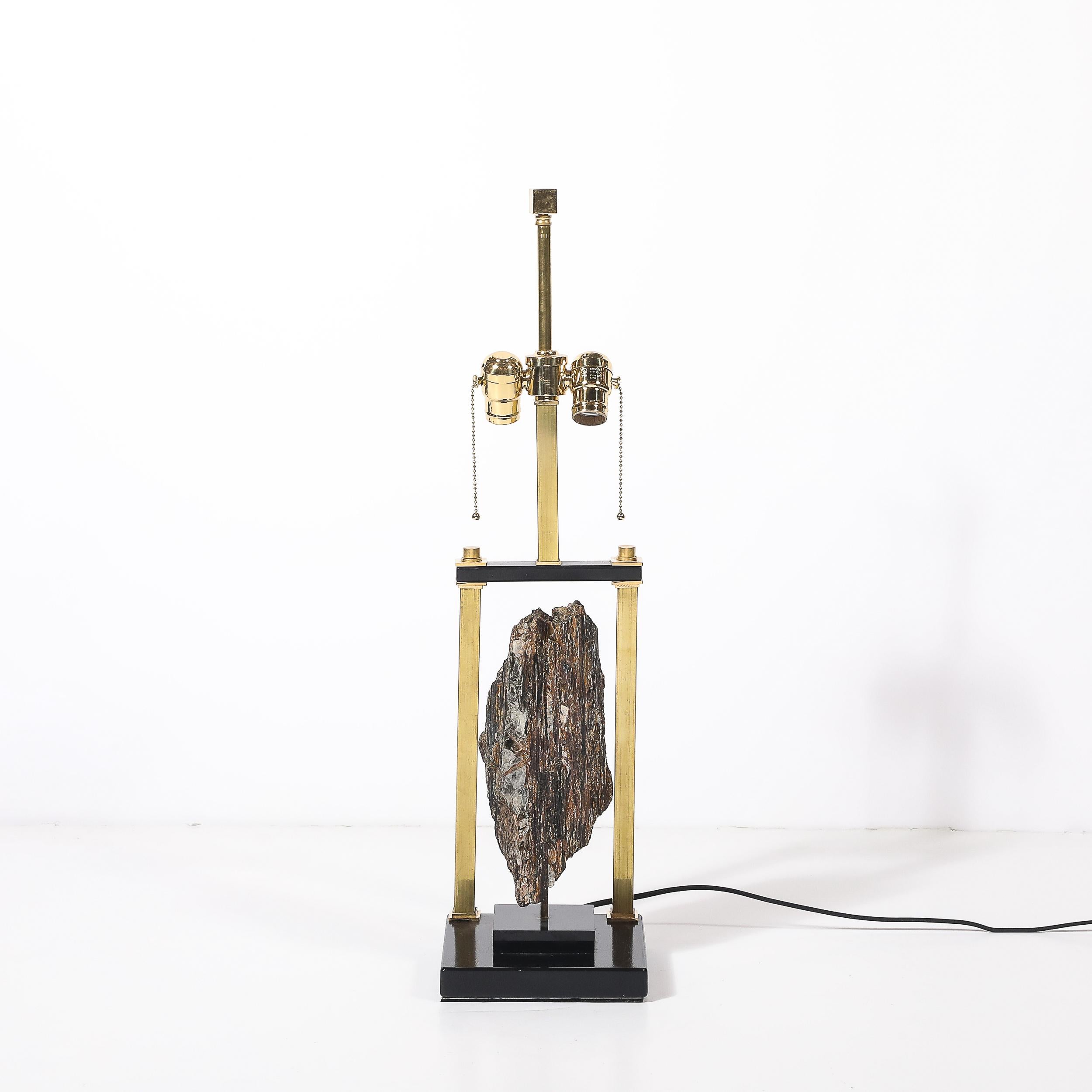 Mid-Century Modern Lampe de table rectiligne du milieu du siècle en laque noire et laiton avec spécimen de pyrite en vente