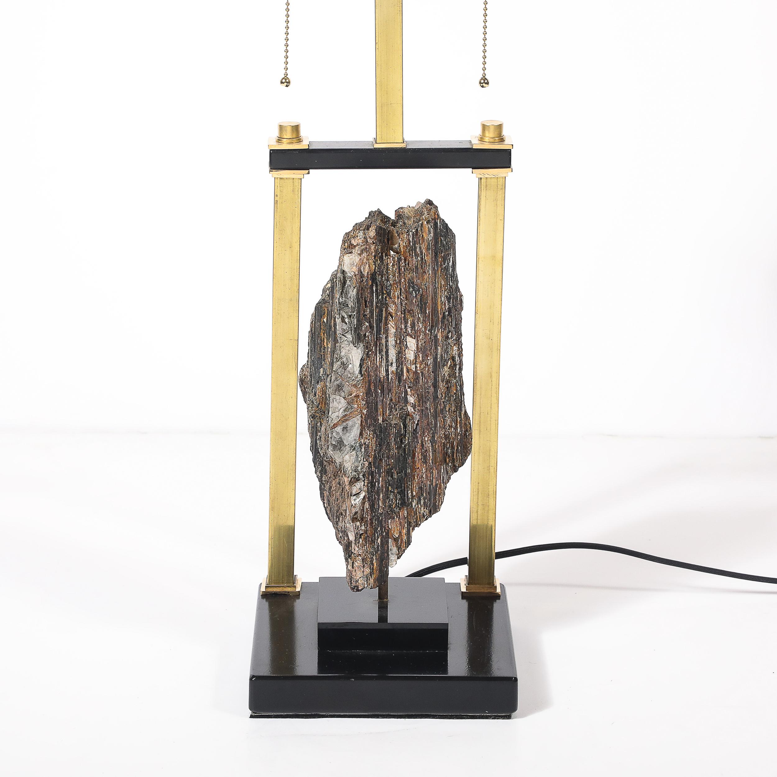 Français Lampe de table rectiligne du milieu du siècle en laque noire et laiton avec spécimen de pyrite en vente