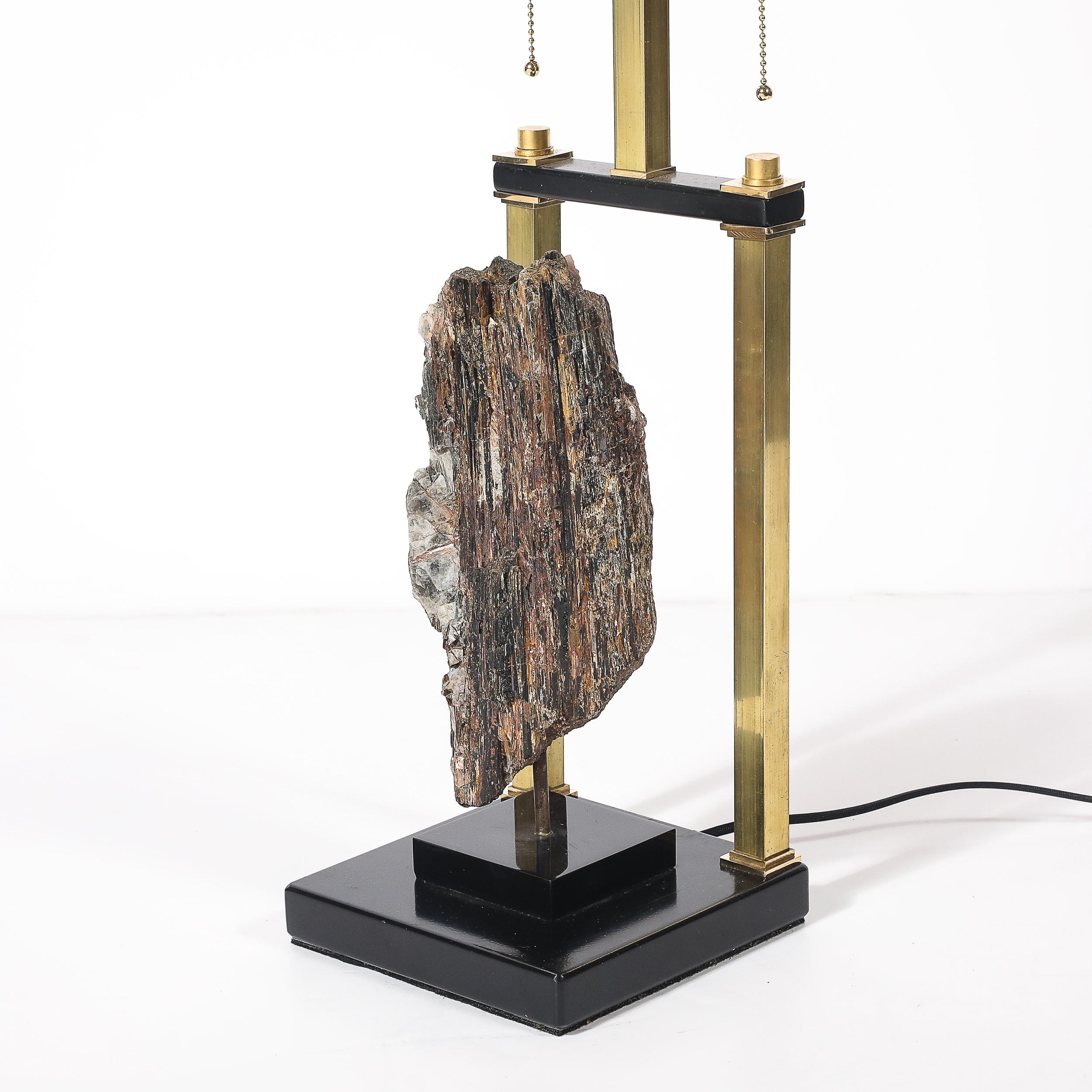 Lampe de table rectiligne du milieu du siècle en laque noire et laiton avec spécimen de pyrite Excellent état - En vente à New York, NY