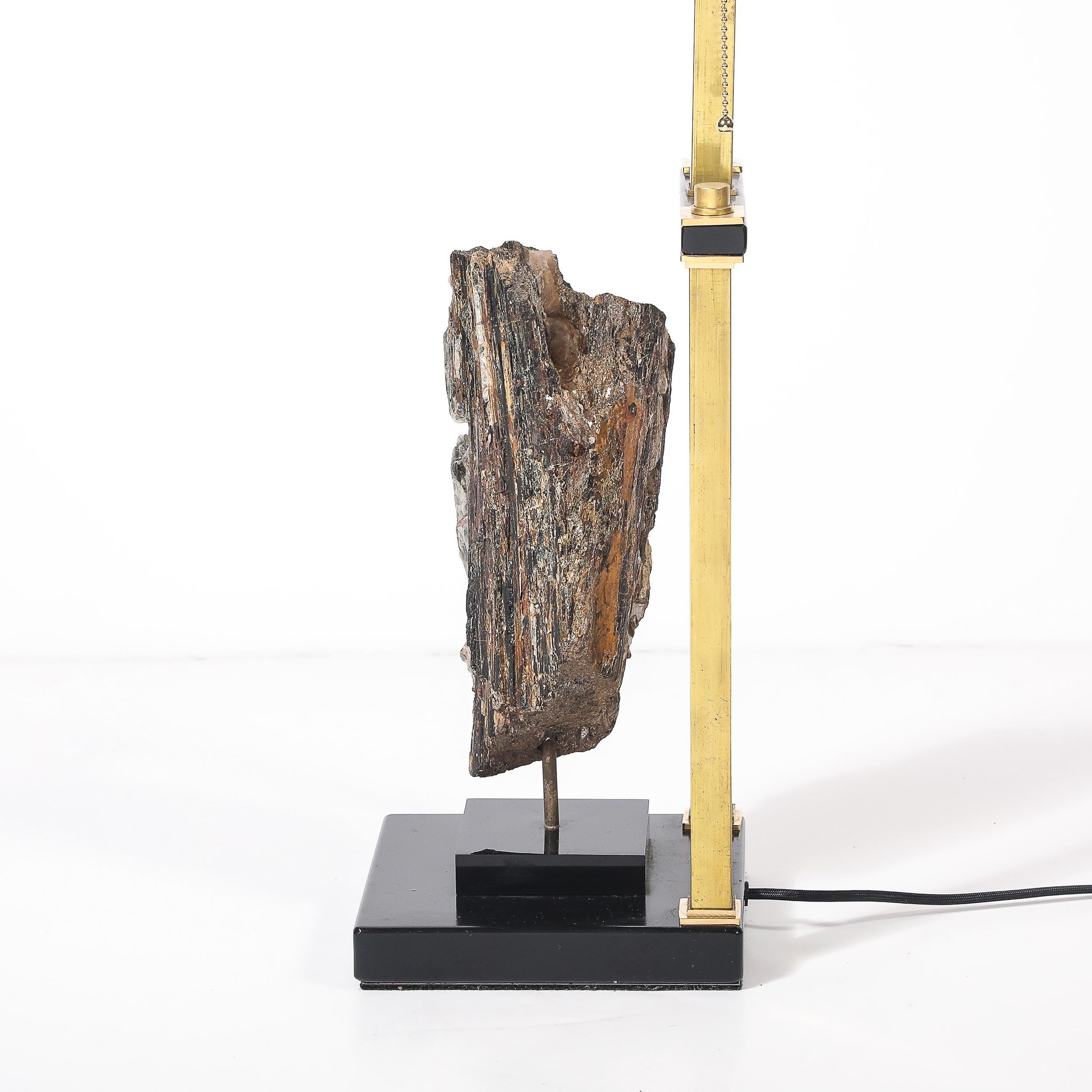 Fin du 20e siècle Lampe de table rectiligne du milieu du siècle en laque noire et laiton avec spécimen de pyrite en vente