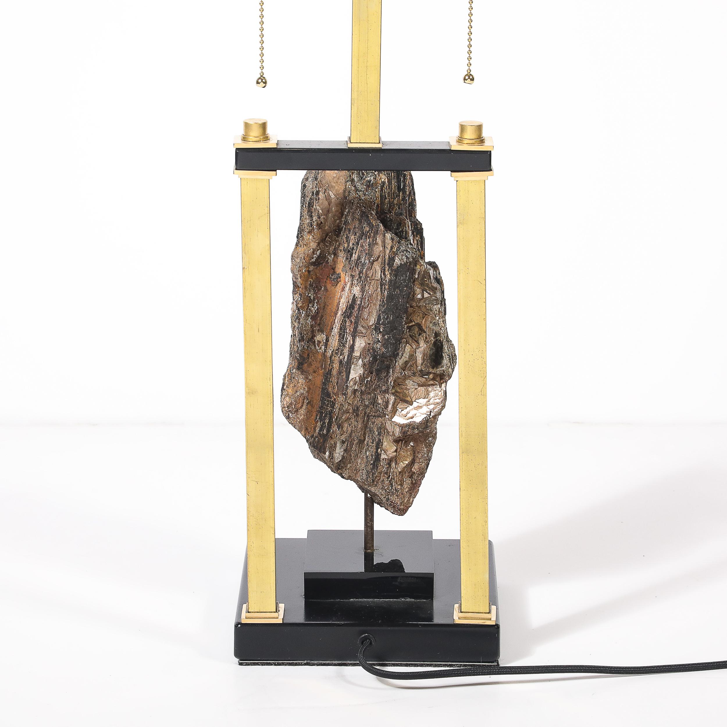 Laiton Lampe de table rectiligne du milieu du siècle en laque noire et laiton avec spécimen de pyrite en vente