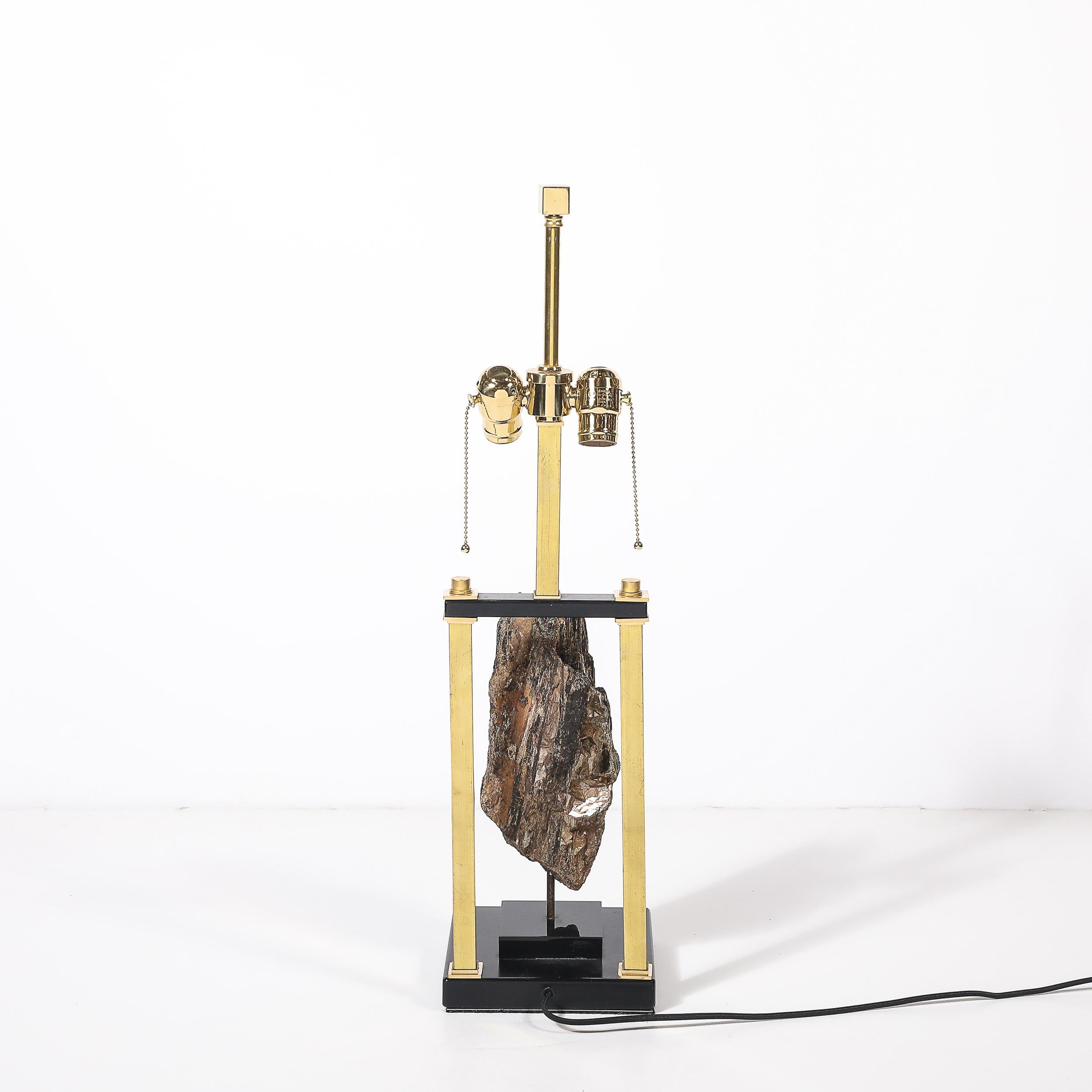 Lampe de table rectiligne du milieu du siècle en laque noire et laiton avec spécimen de pyrite en vente 1