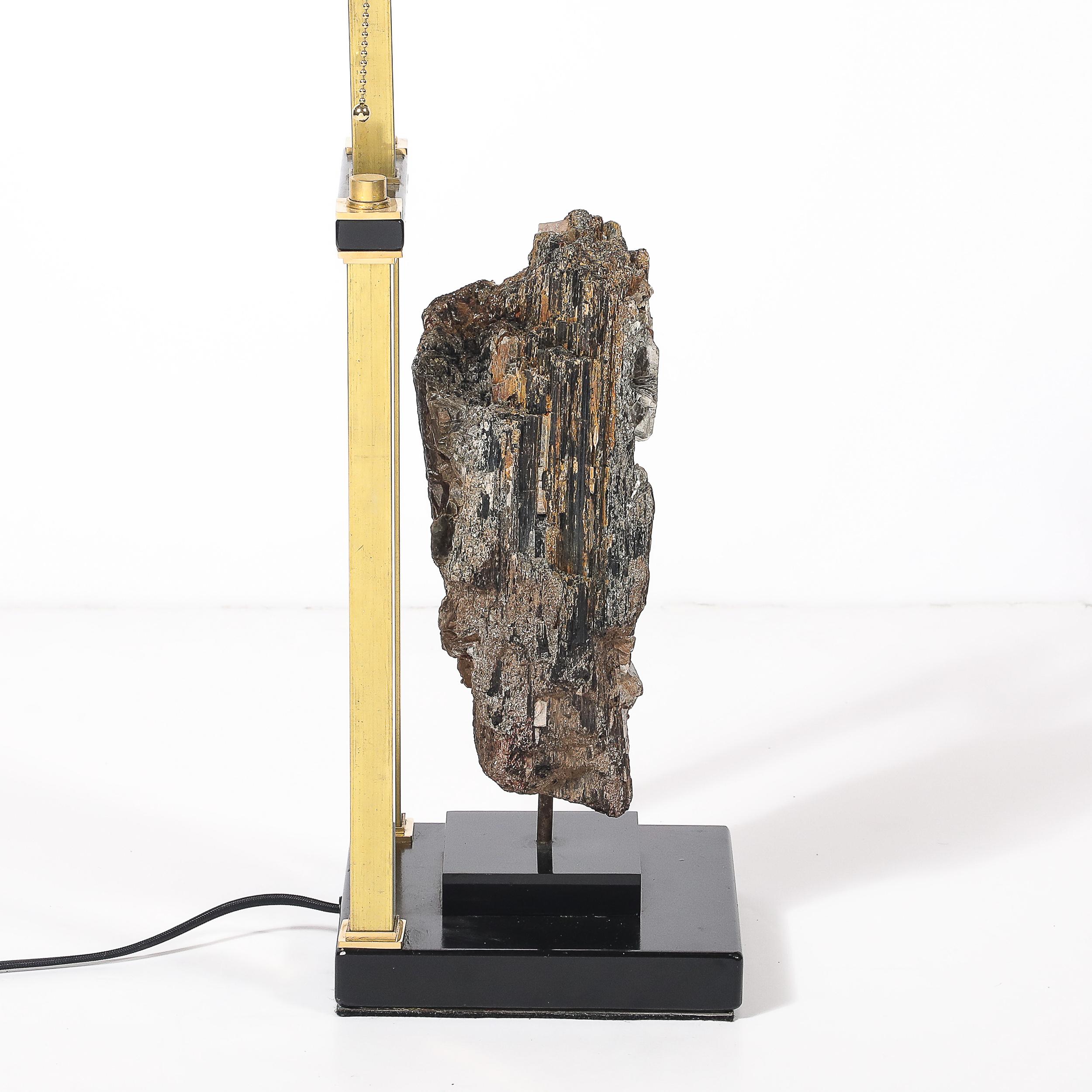 Lampe de table rectiligne du milieu du siècle en laque noire et laiton avec spécimen de pyrite en vente 2