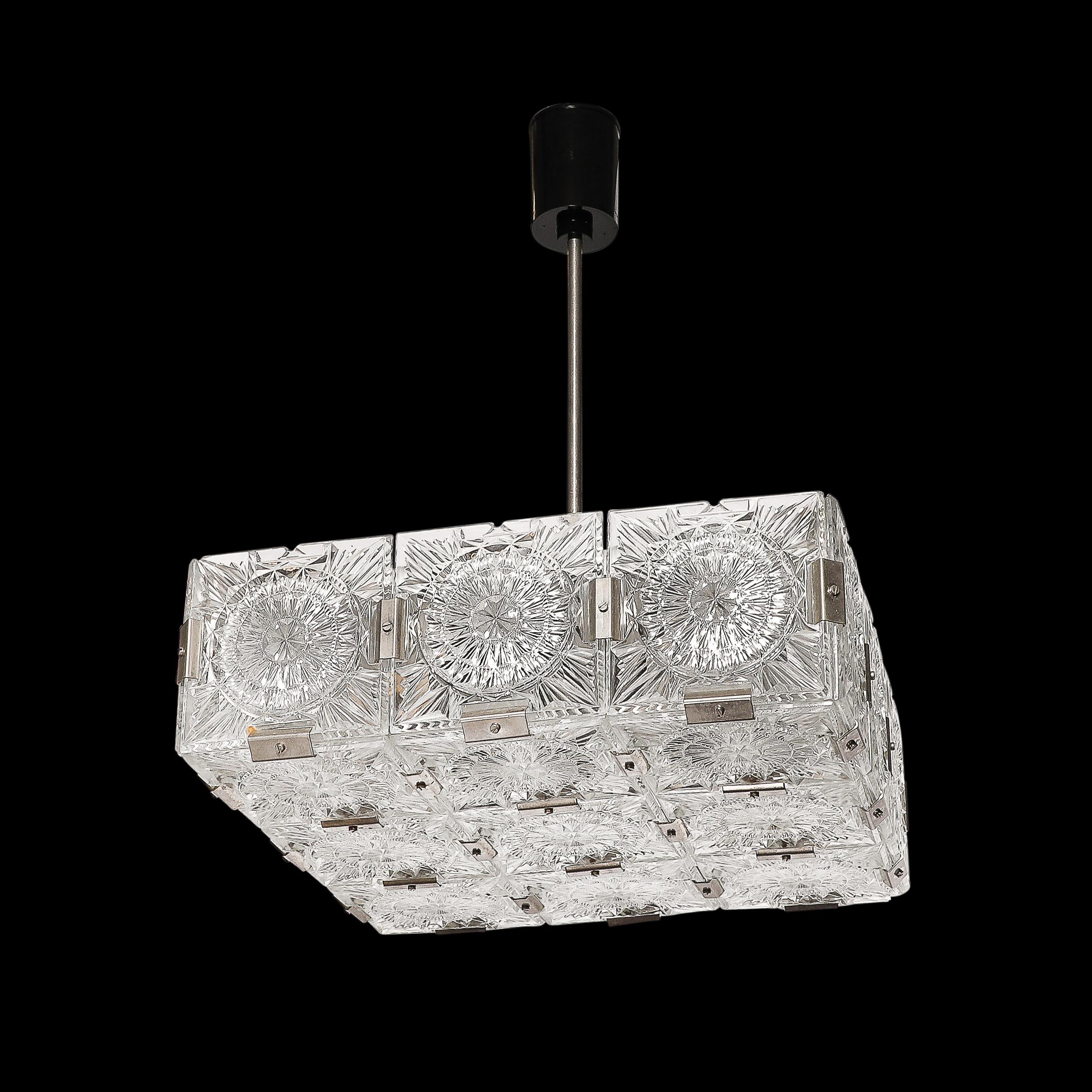 Questo lampadario in vetro tagliato rettilineo altamente dettagliato e geometricamente composto del Mid-Century Modernist W/Nickel Clips di Kamenicky Senov proviene dalla Cecoslovacchia, CIRCA 1960. Presenta una serie grigliata di elementi in vetro