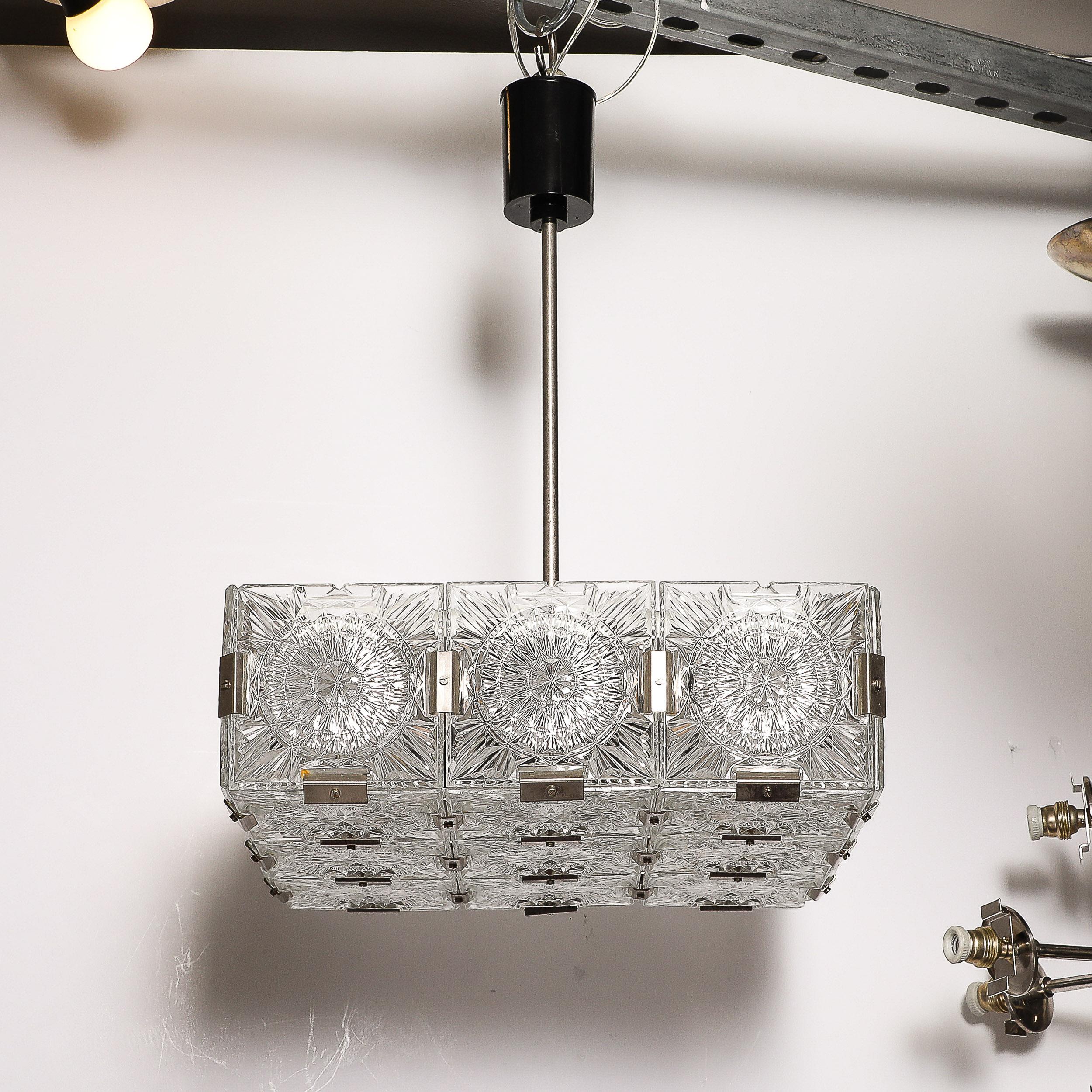 Mid-Century moderno Lampadario rettilineo di metà secolo in vetro tagliato e nichel di Kamenicky Senov in vendita