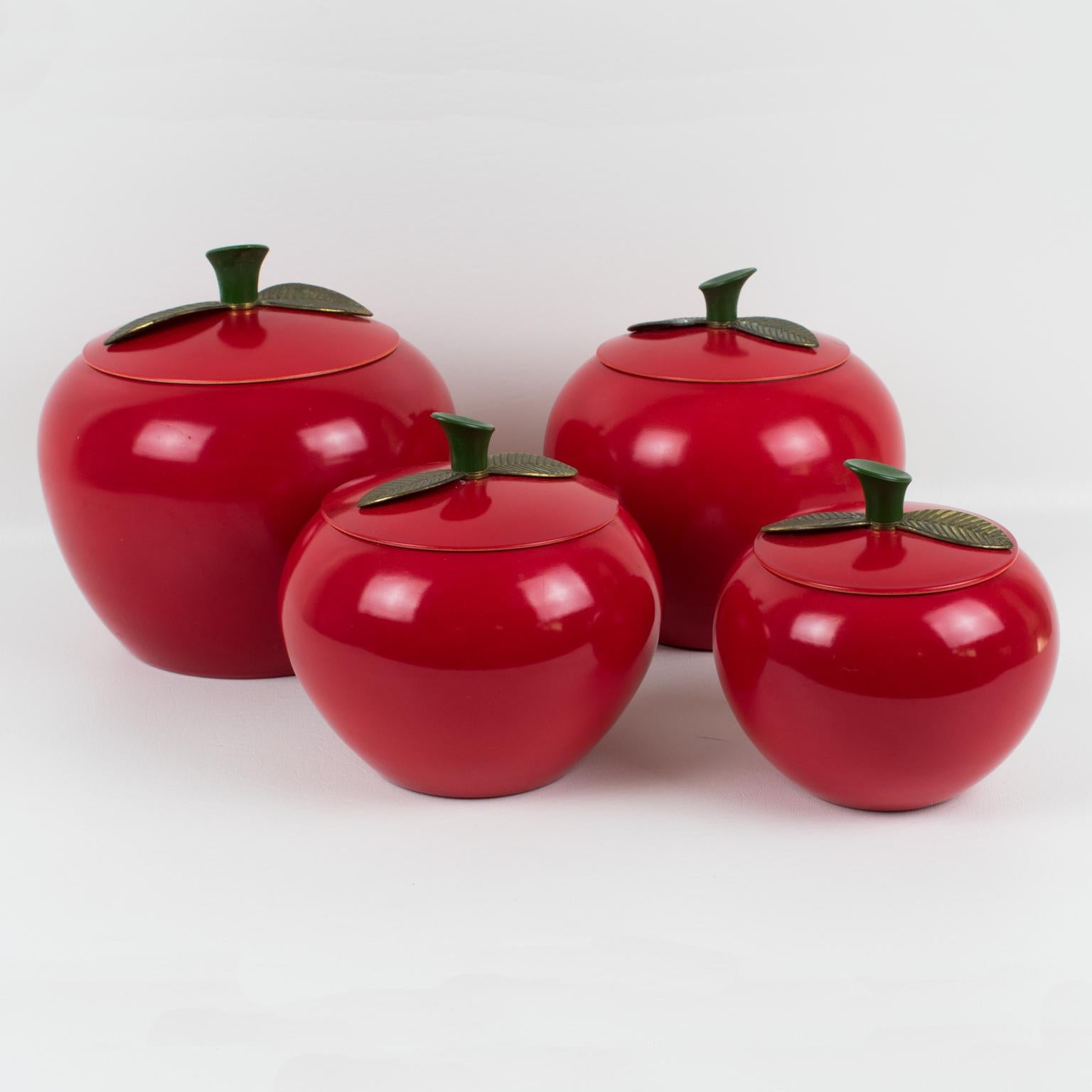 Questi simpatici barattoli da cucina o biscotti Mid-Century-Modern degli anni '60 sono caratterizzati da un contenitore a forma di mela in alluminio smaltato rosso in misure graduate assortite. Hai quattro pezzi in questo ensemble. I contenitori