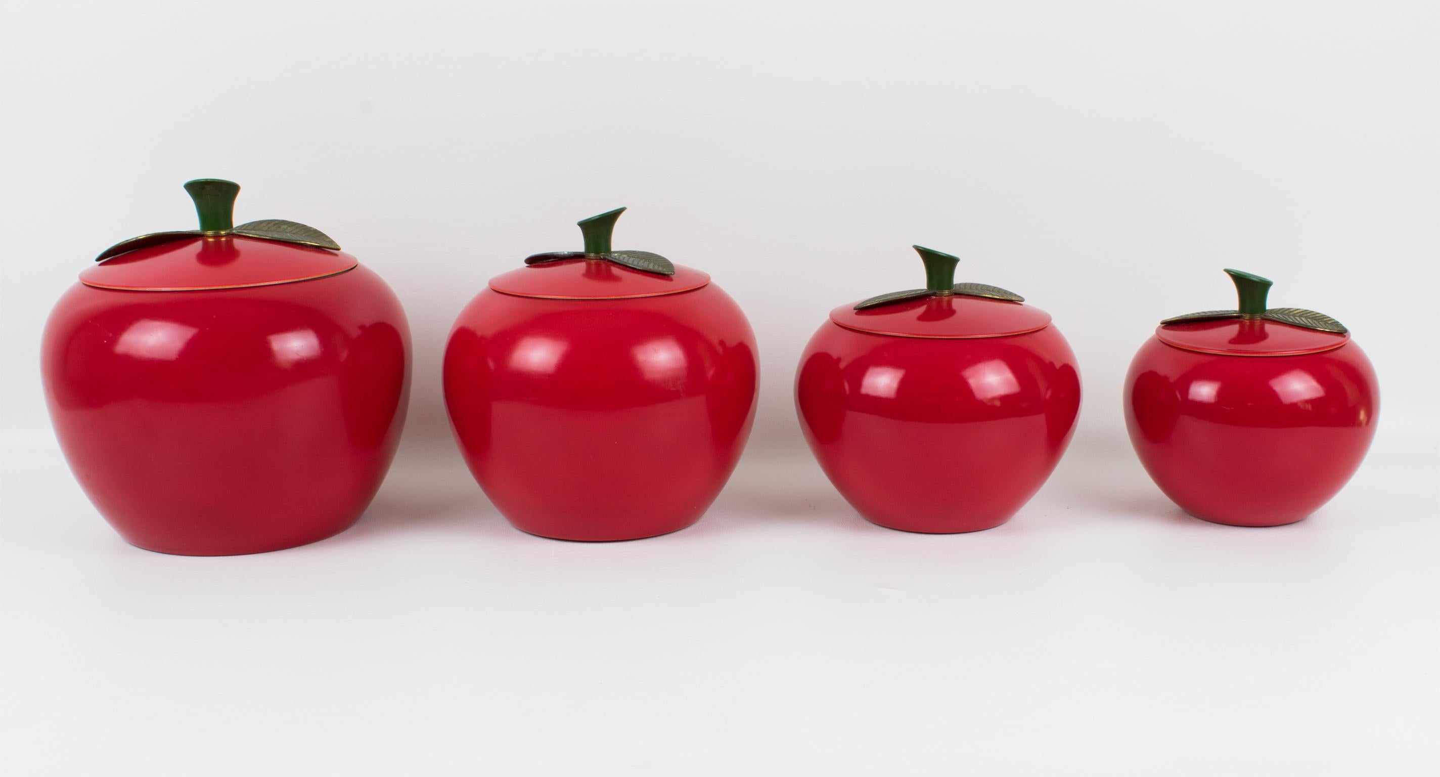 Questi splendidi contenitori da cucina o barattoli per biscotti in stile Mid-Century-Modern degli anni '60 sono caratterizzati da un contenitore a forma di mela in alluminio smaltato rosso in misure graduate assortite. Hai quattro pezzi in questo