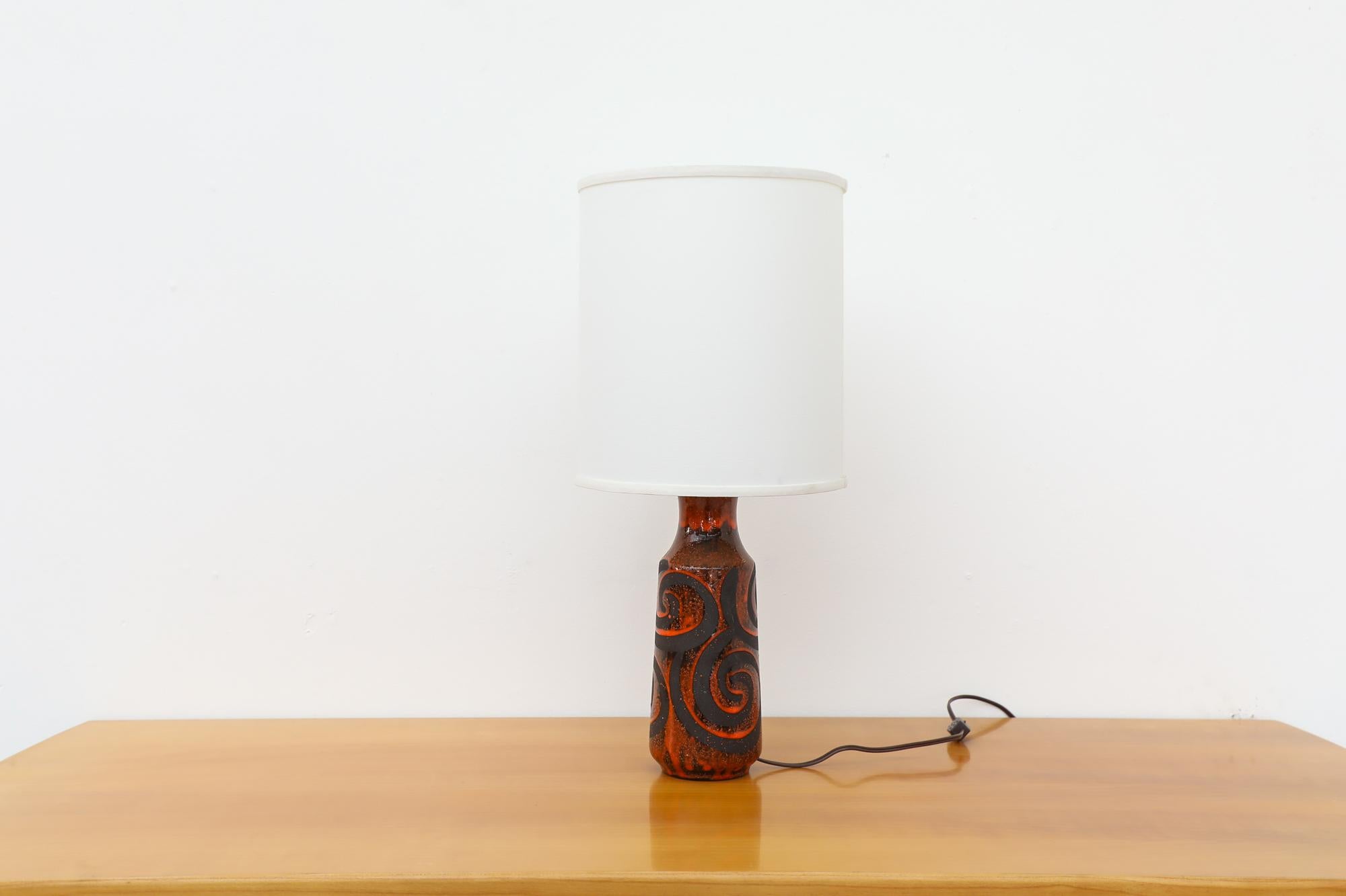 Mid-Century Red and Black Ceramic Table Lamp with Swirl Design In Good Condition In Los Angeles, CA
