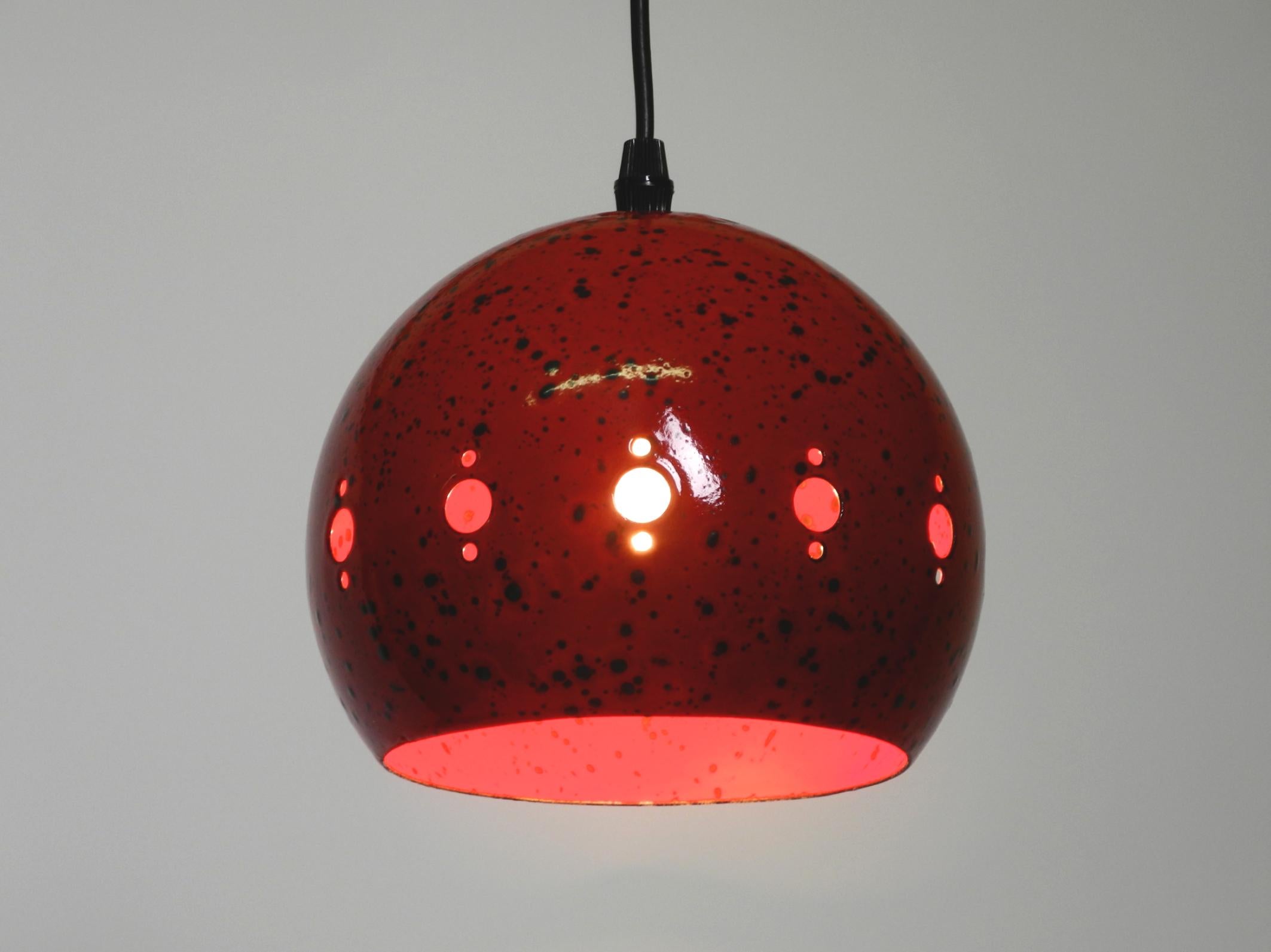 Mid Century red and black small enameled pendant lamp with original canopy For Sale 9